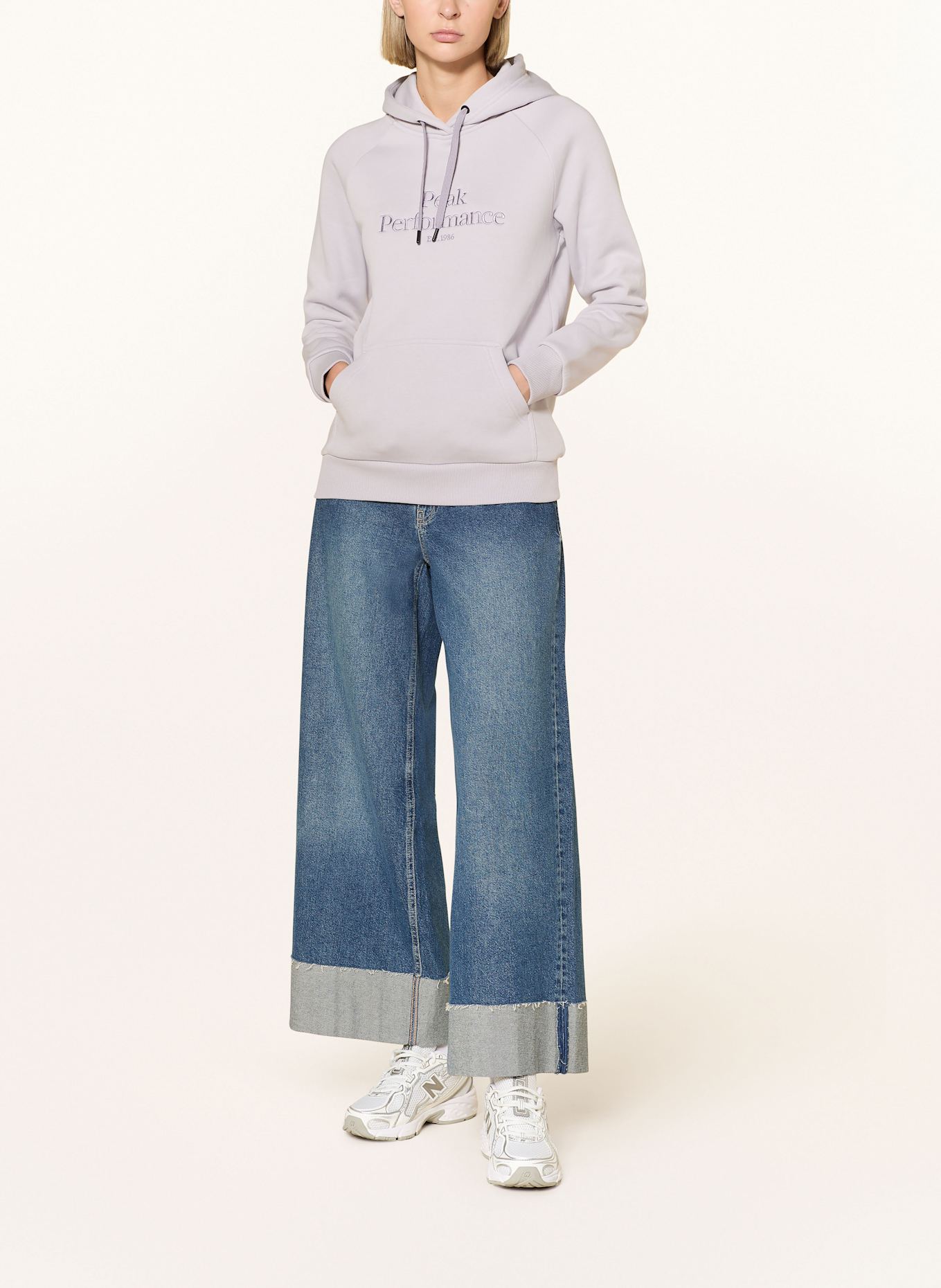 Peak Performance Hoodie: HELLLILA