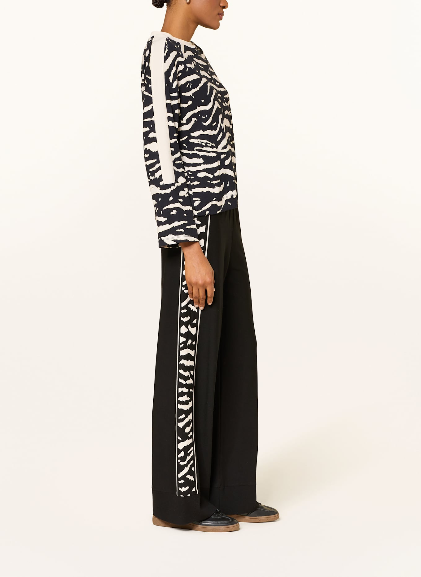 MARC CAIN Sweatpants WELKOM mit Galonstreifen: SCHWARZ / WEISS