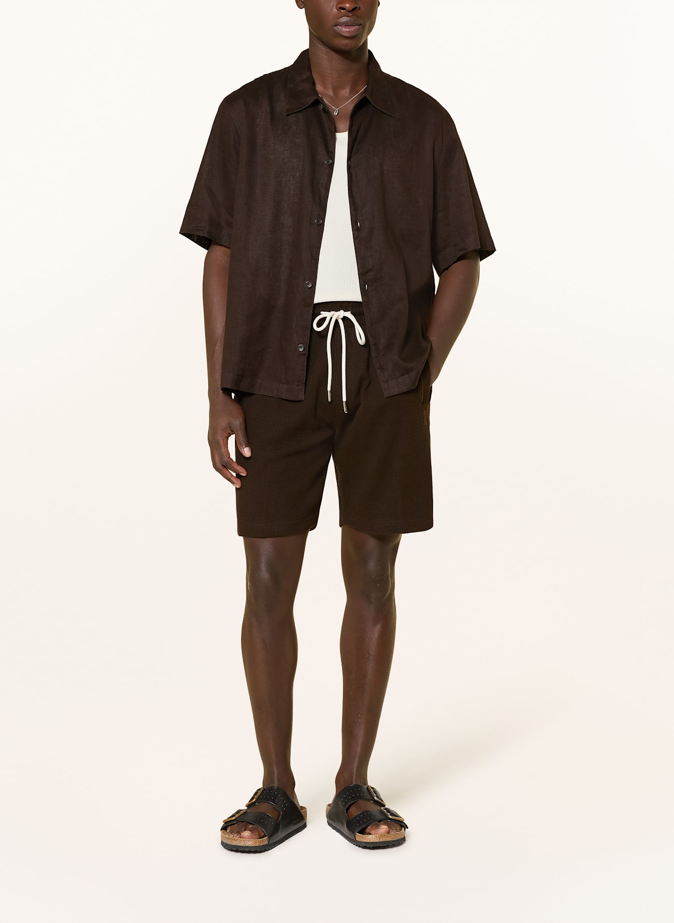 DRYKORN Kurzarm-Hemd MERYN Comfort Fit aus Leinen: DUNKELBRAUN