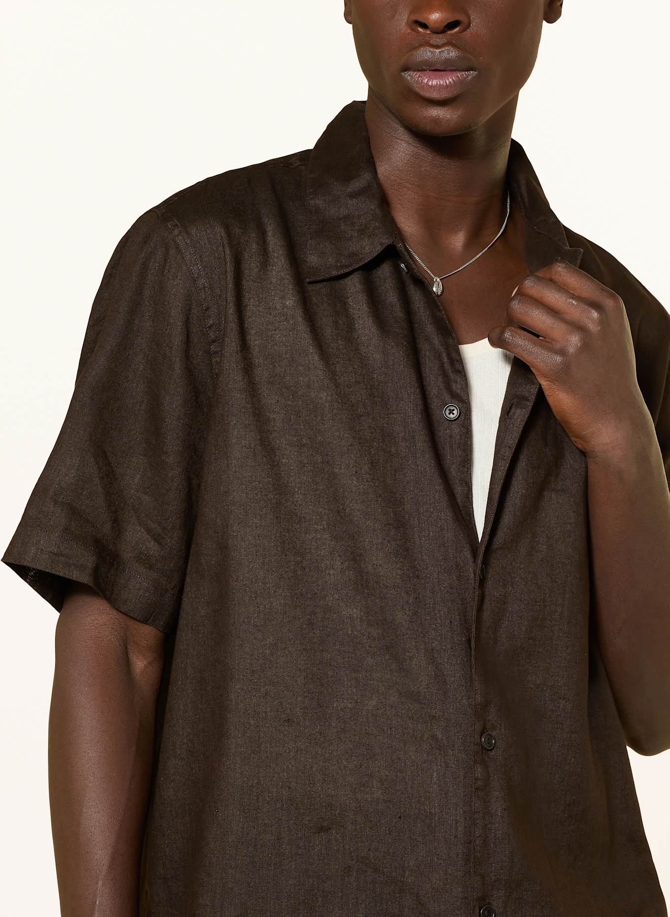 DRYKORN Kurzarm-Hemd MERYN Comfort Fit aus Leinen: DUNKELBRAUN