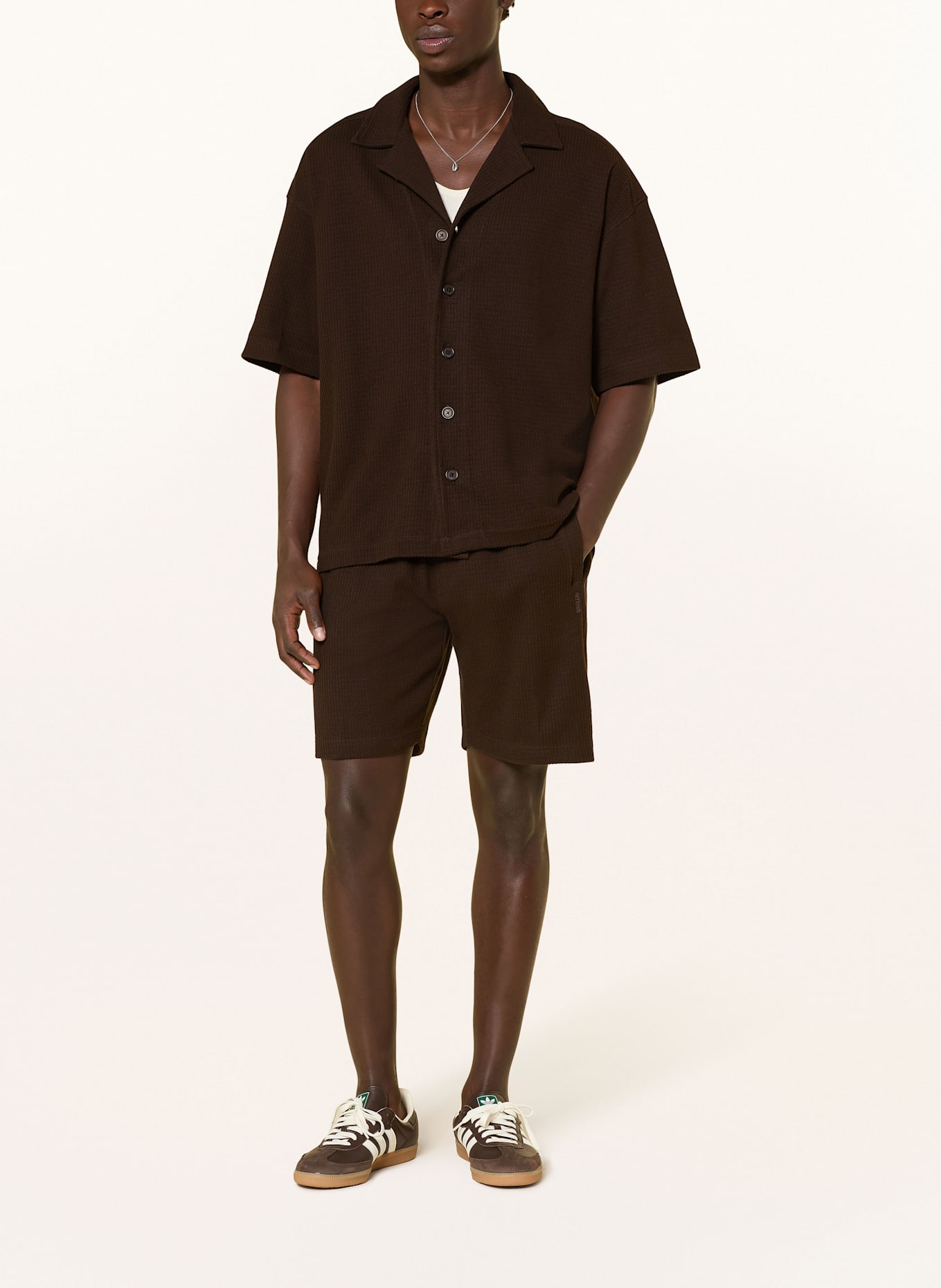 DRYKORN Koszula z klapami BASIIL comfort fit: CIEMNOBRĄZOWY