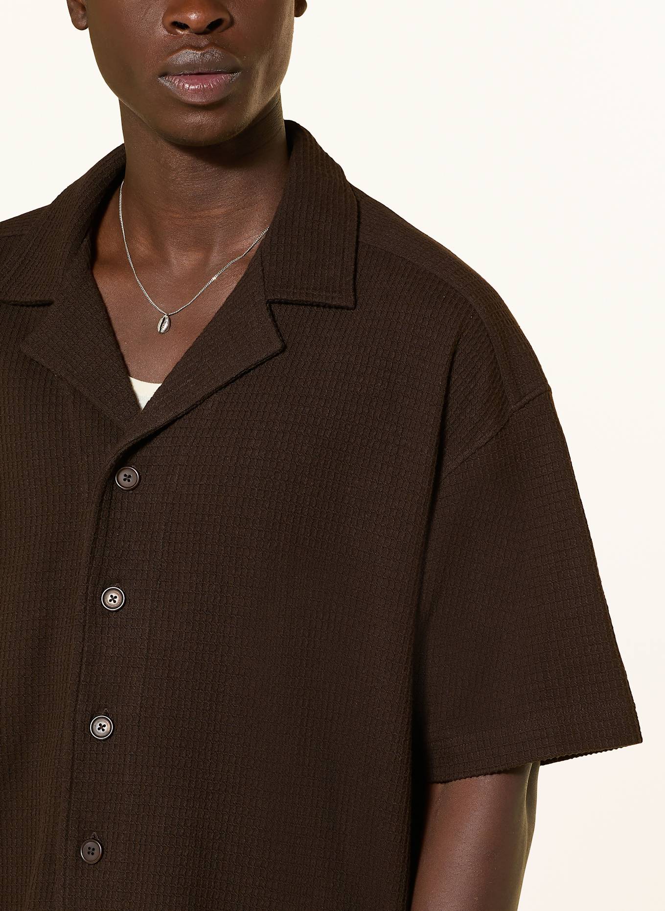 DRYKORN Koszula z klapami BASIIL comfort fit: CIEMNOBRĄZOWY