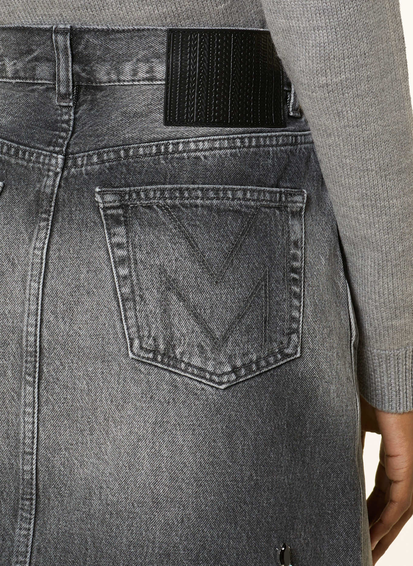 MARC JACOBS Jeansrock mit Schmucksteinen: 011 BLEACHED BLACK