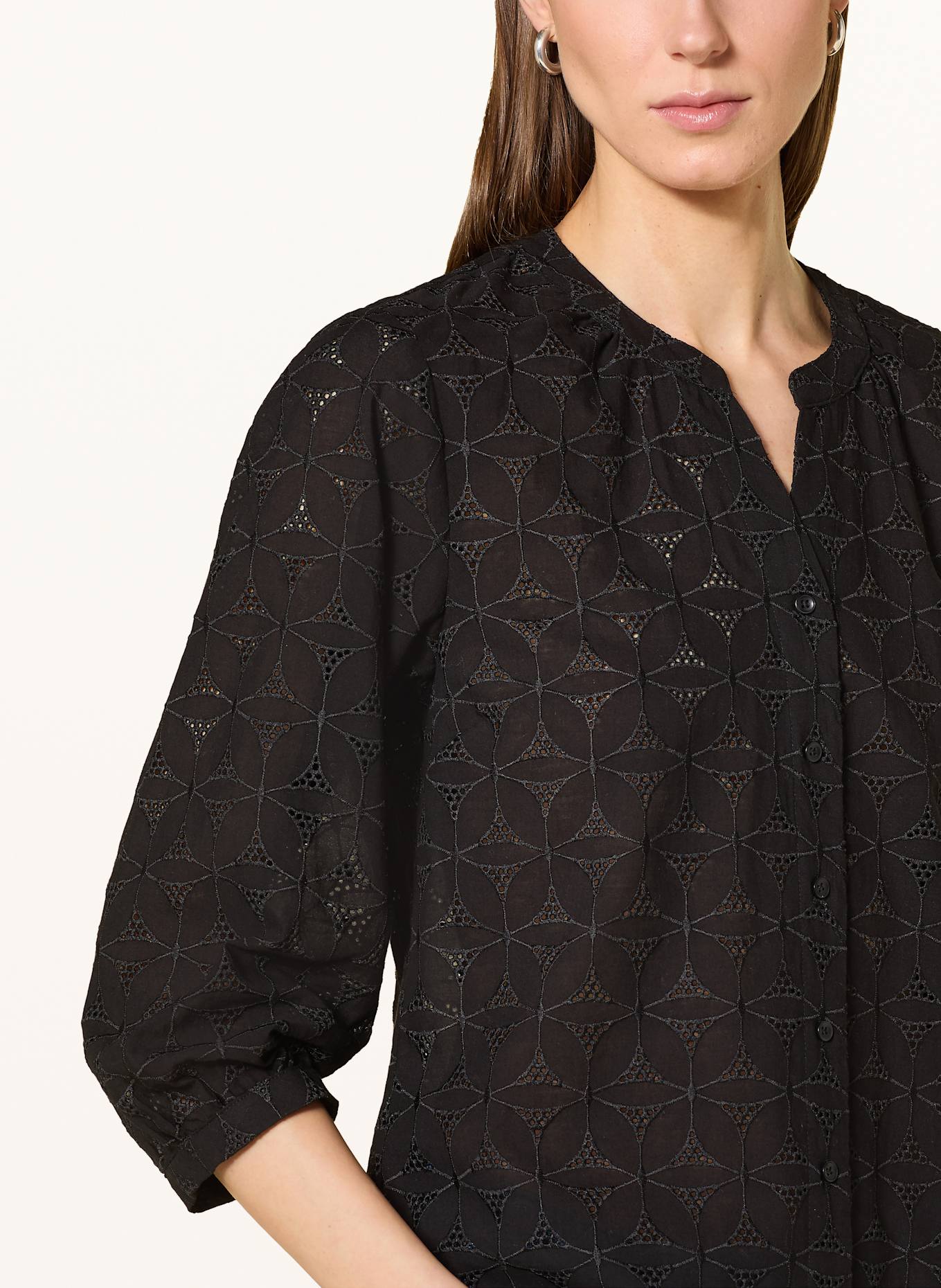 BRAX Halenka VELIA s děrovanou krajkou: ČERNÁ