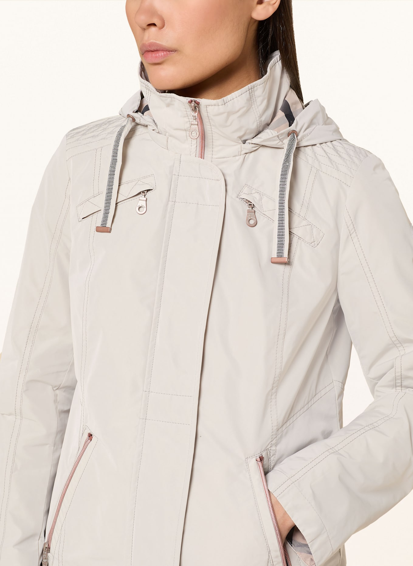 GIL BRET Větrovka: SVĚTLE ŠEDÁ