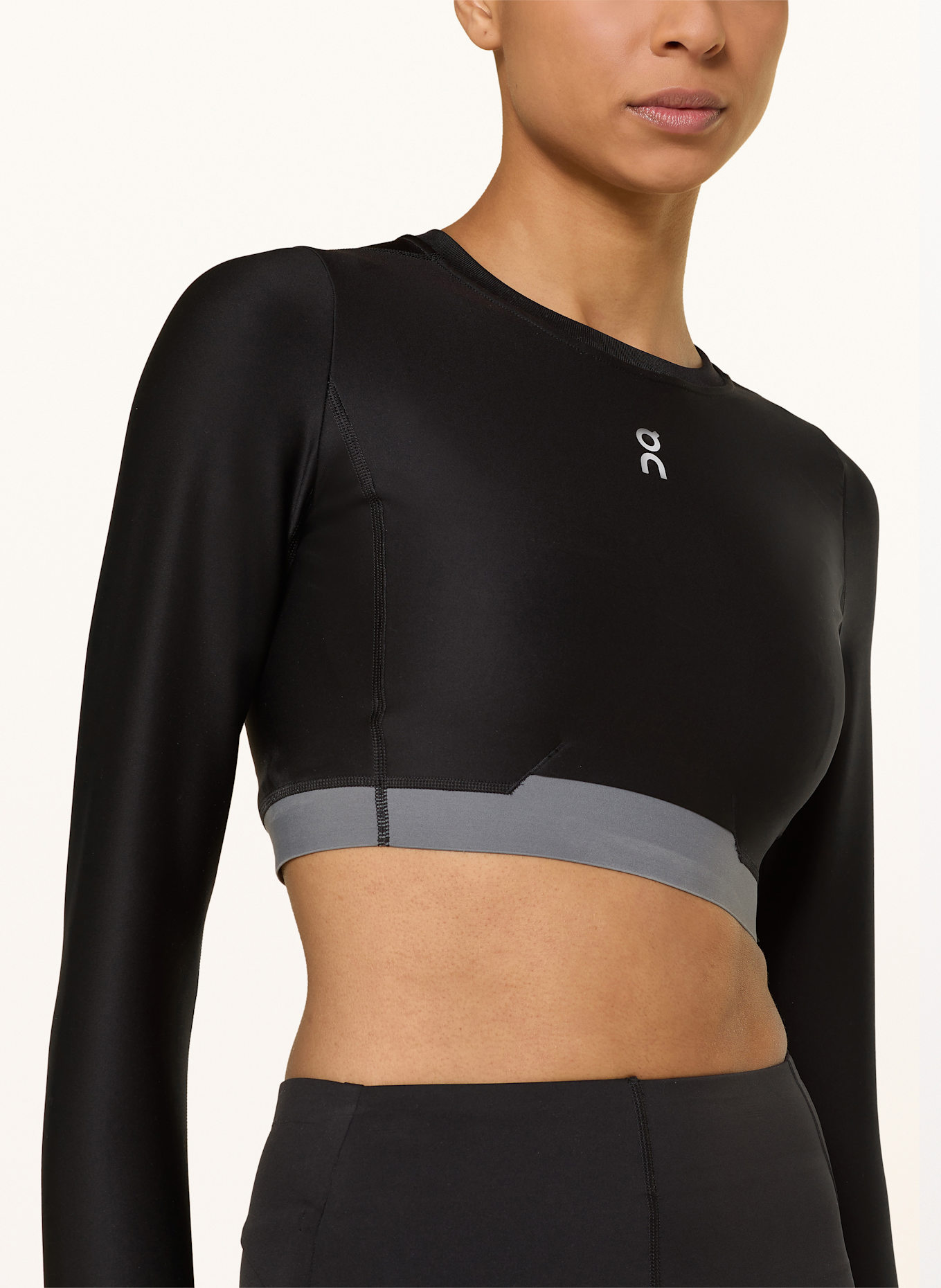 On Krótki top TRAIN: CZARNY