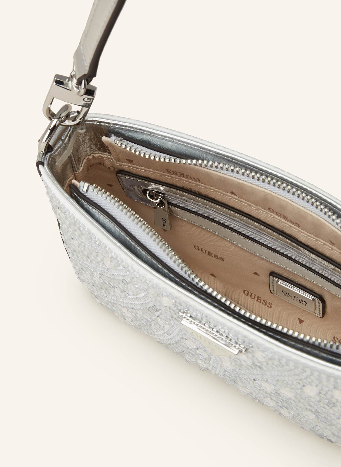 GUESS Handtasche BEAUVOIR MINI mit Schmucksteinen: SILBER/ WEISS