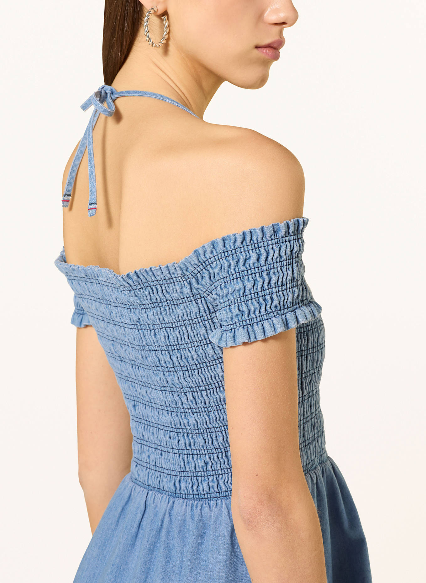 TOMMY JEANS Džínové šaty: TMAVĚ MODRÁ