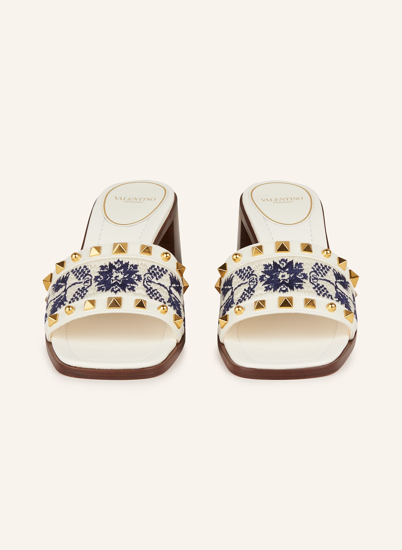 VALENTINO GARAVANI Mules mit Nieten: WEISS/ BEIGE/ DUNKELBLAU