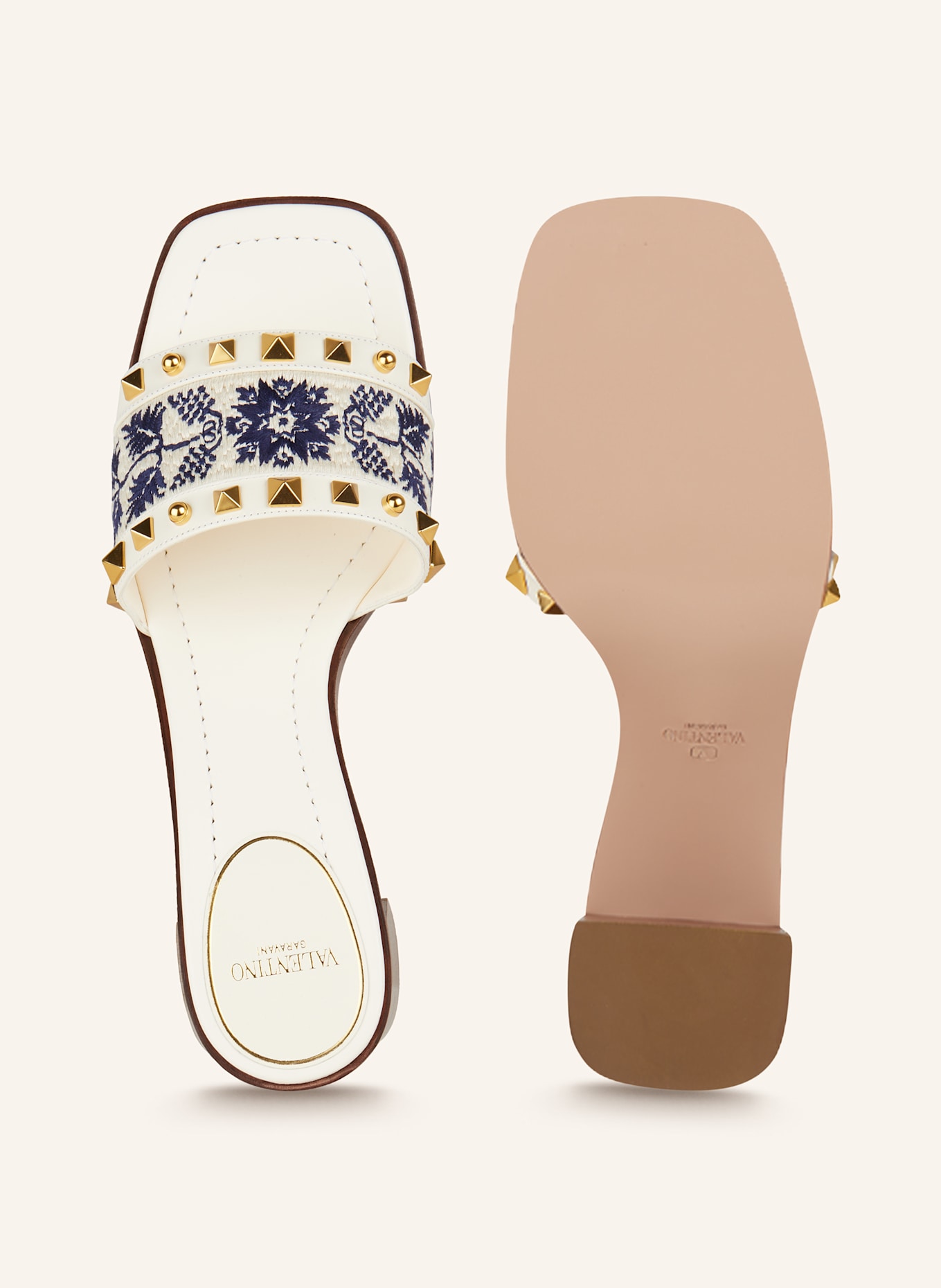 VALENTINO GARAVANI Mules mit Nieten: WEISS/ BEIGE/ DUNKELBLAU