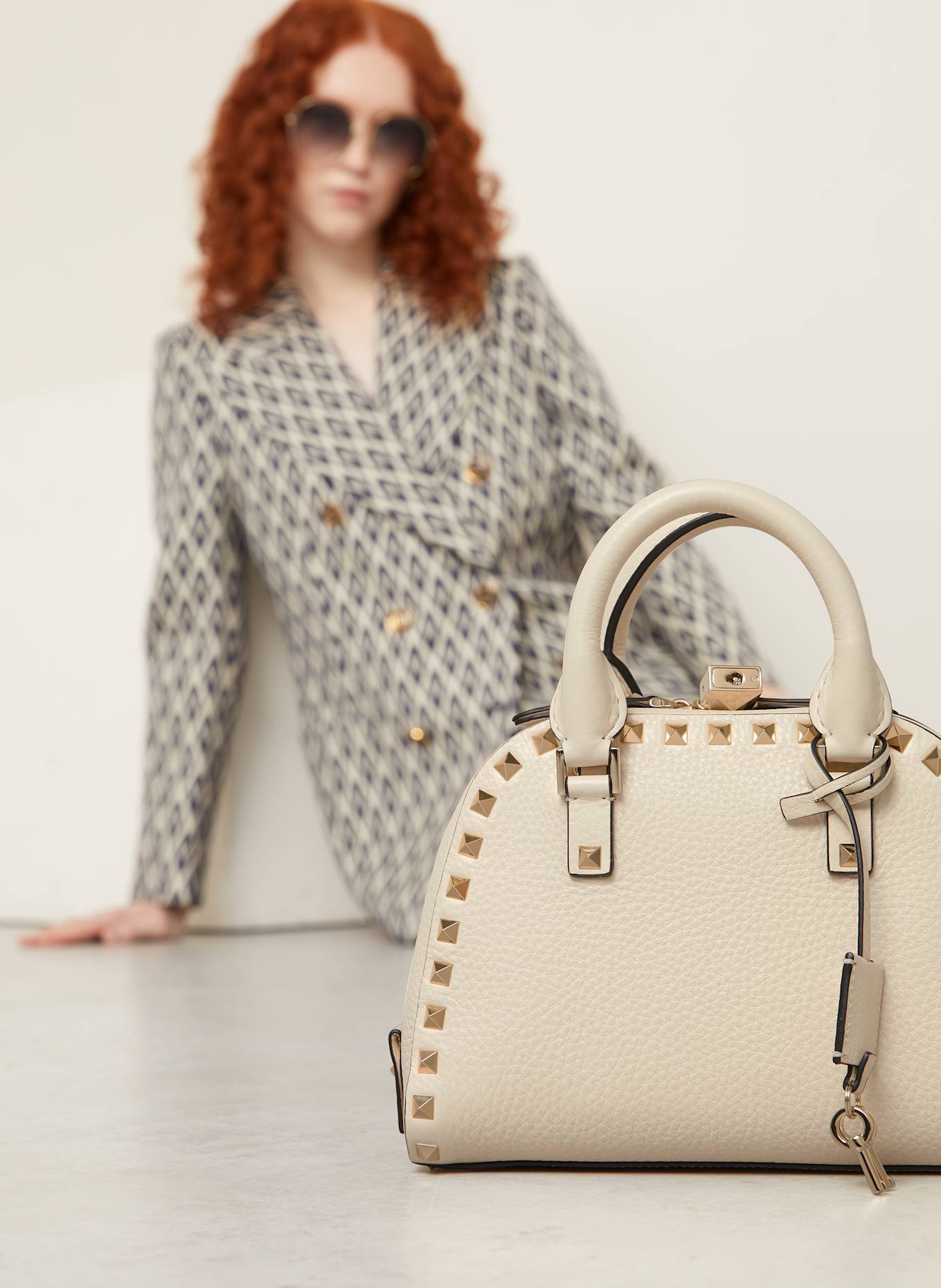 VALENTINO GARAVANI Handbag ROCKSTUD with rivets, Color: CREAM (Image 4)