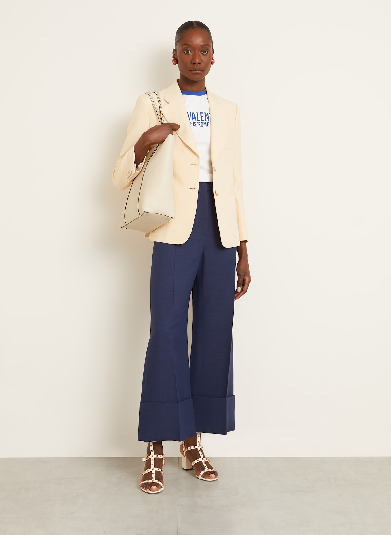 VALENTINO GARAVANI Shopper ROCKSTUD mit Pouch und Nieten: CREME