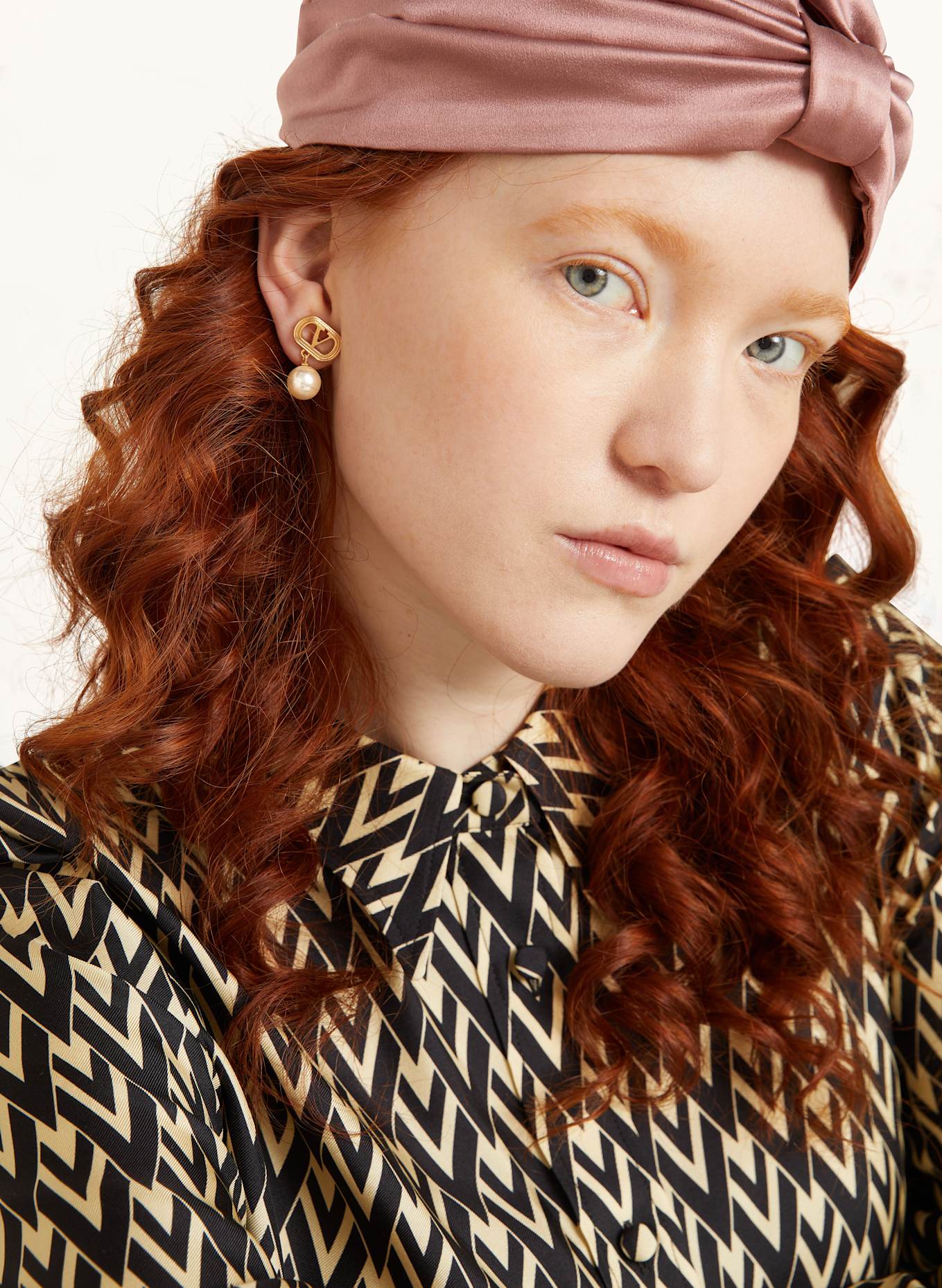 VALENTINO GARAVANI Visací náušnice OVALETTE: ZLATÁ / BÍLÁ