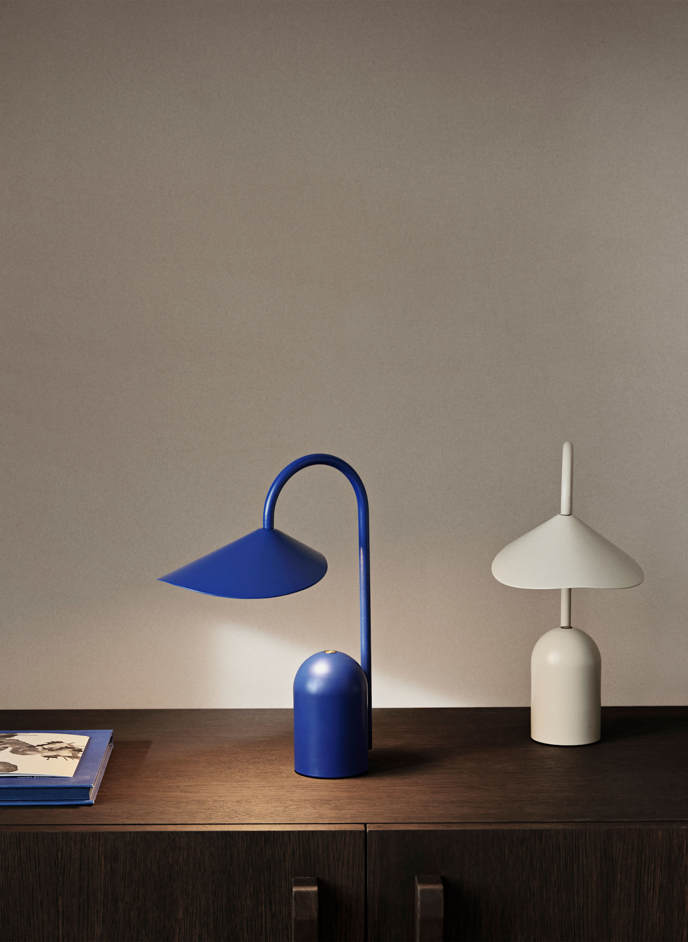 Ferm LIVING Lampa stołowa ARUM: NIEBIESKI