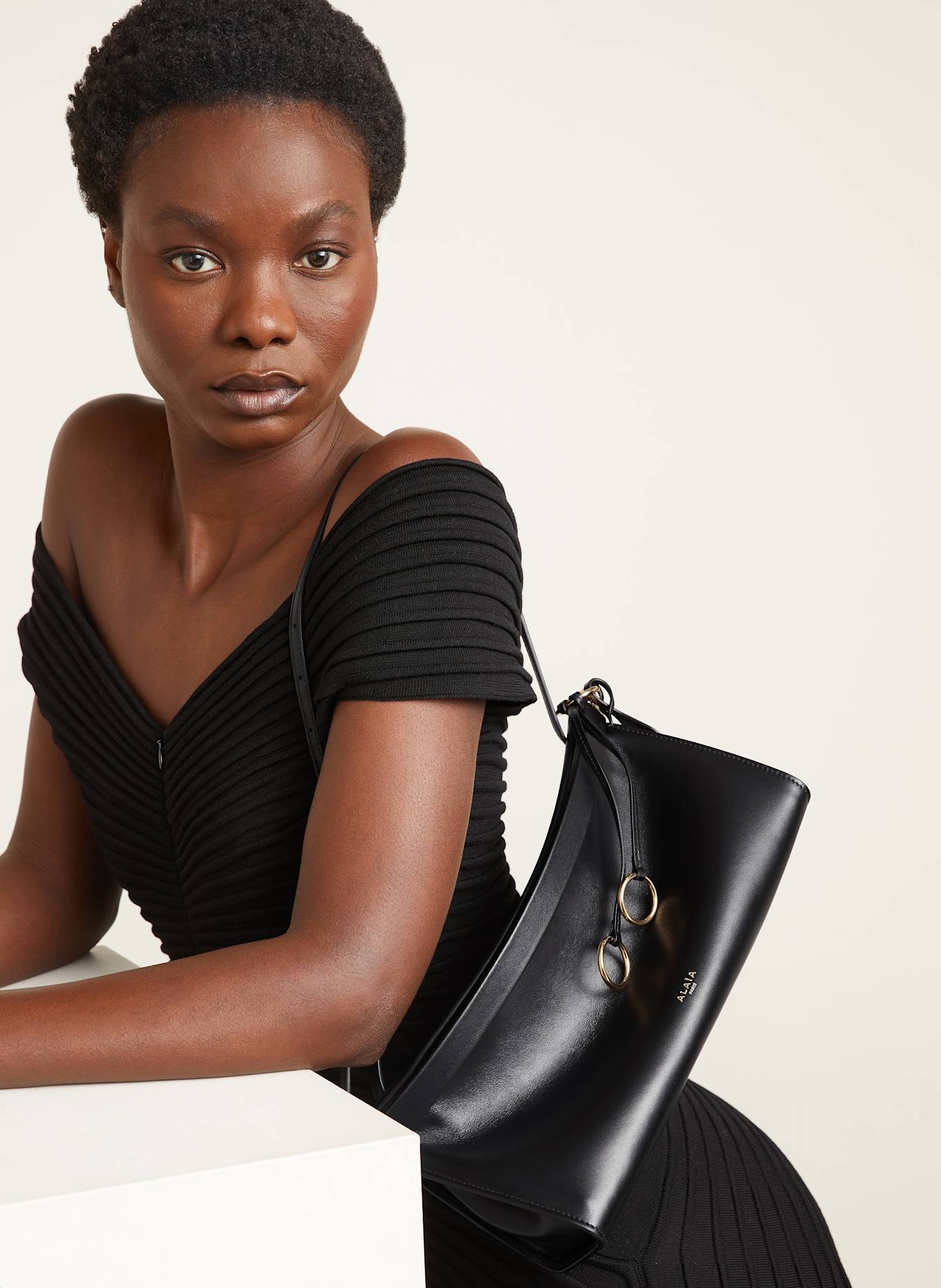 ALAÏA Schultertasche EAST WEST MEDIUM: SCHWARZ