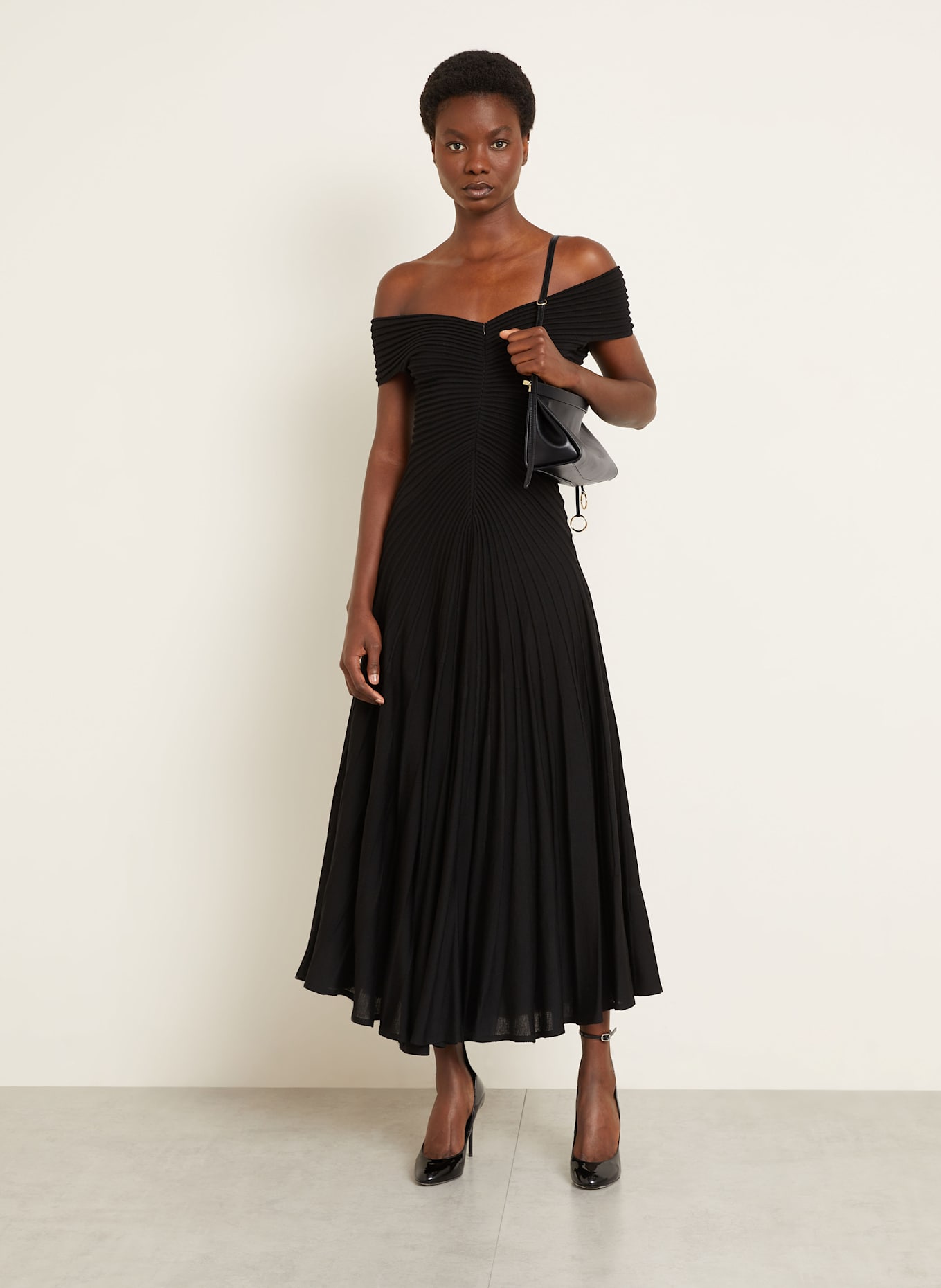 ALAÏA Schultertasche EAST WEST MEDIUM: SCHWARZ