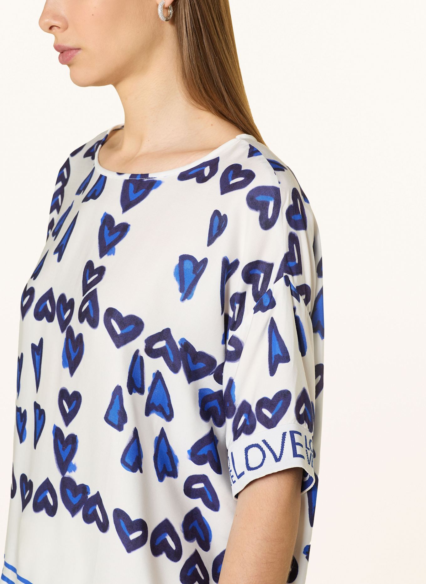 Emily VAN DEN BERGH Halenka ze saténu: BÍLÁ / MODRÁ