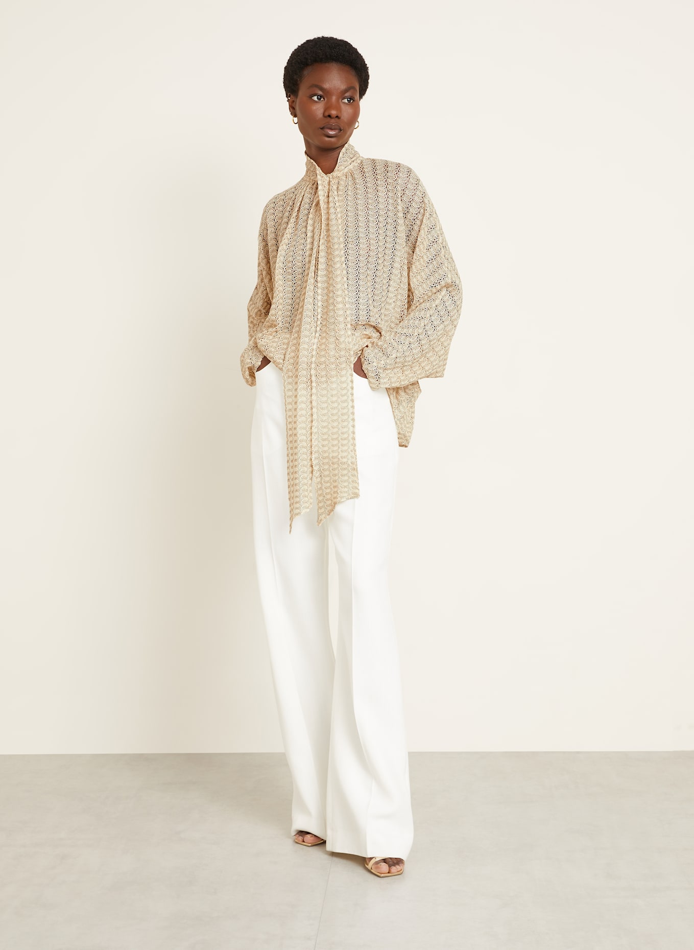 MISSONI Háčkovaná halenka s vázačkou a třpytivou přízí: KRÉMOVÁ / ZLATÁ