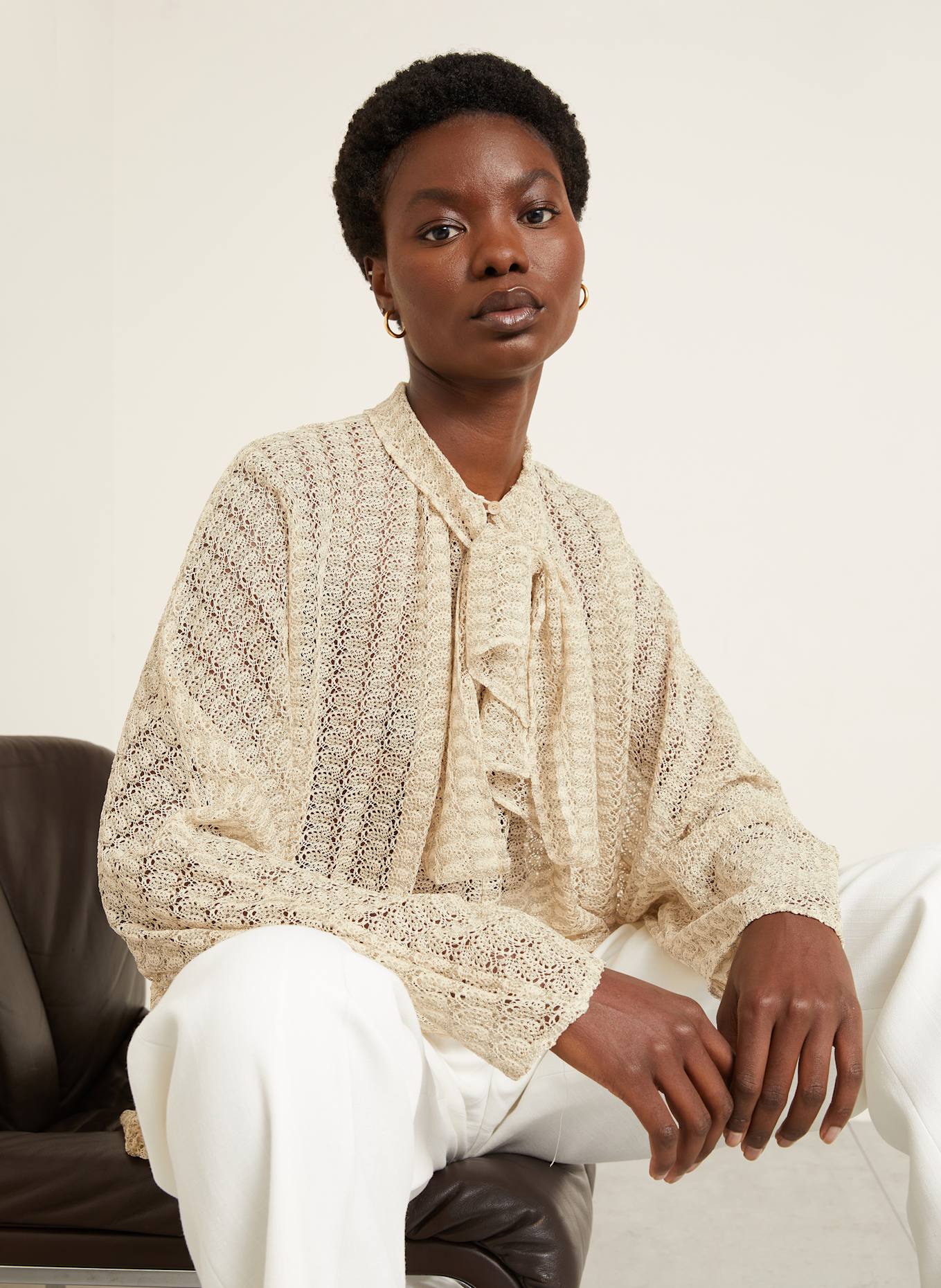 MISSONI Háčkovaná halenka s vázačkou a třpytivou přízí: KRÉMOVÁ / ZLATÁ