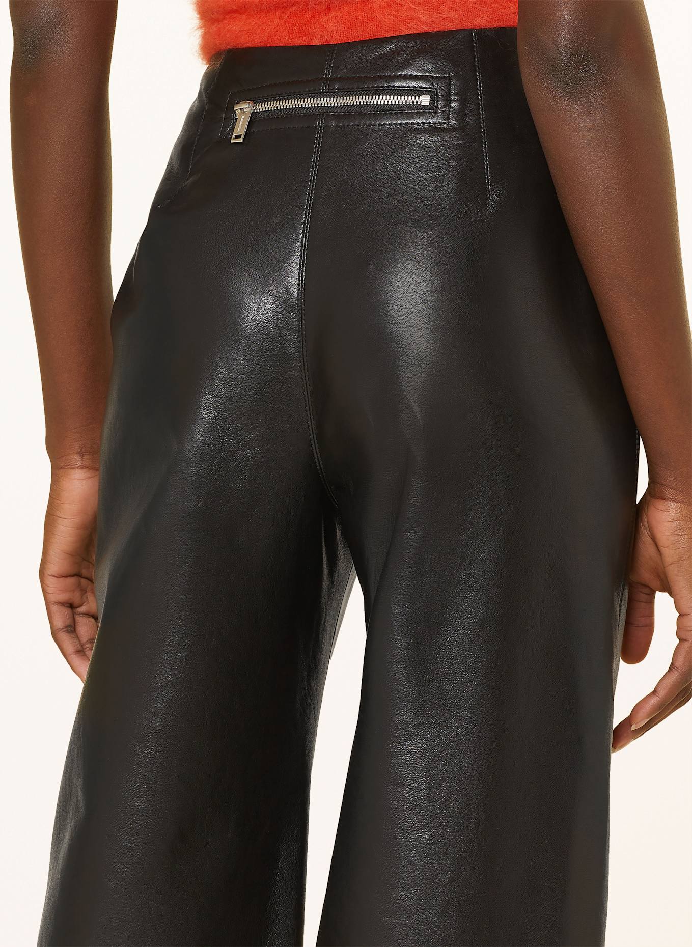 Nanushka Hose JOZEFA in Lederoptik: SCHWARZ