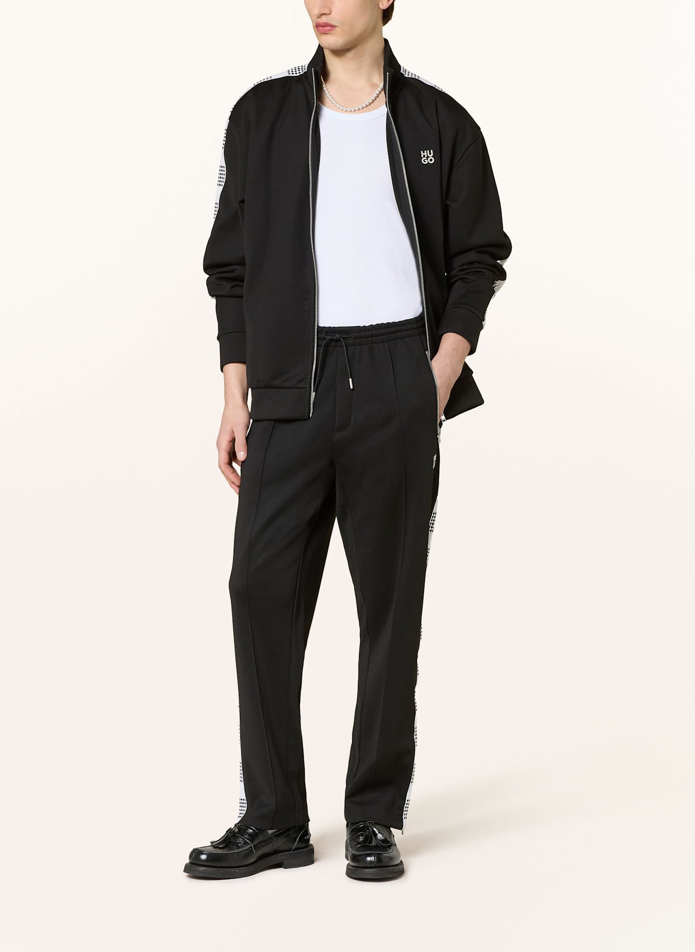 HUGO Sweatpants DEYAMI: BLACK / WHITE