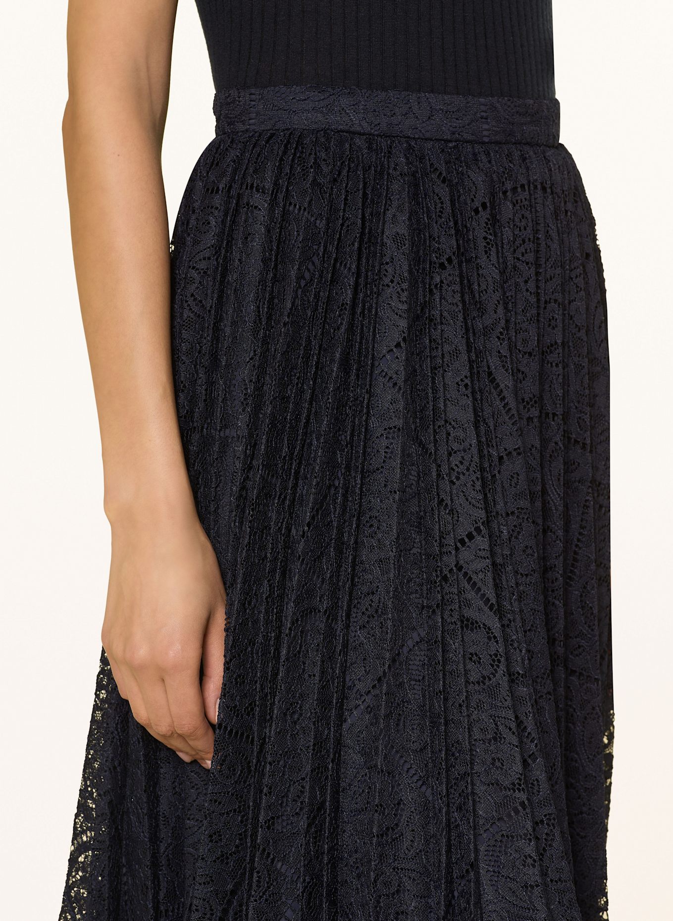 【関税＆送料込み】Max Mara Studio Leandro Skirt Max Mara STUDIO LEANDRO lace skirt with pleats in dark blue