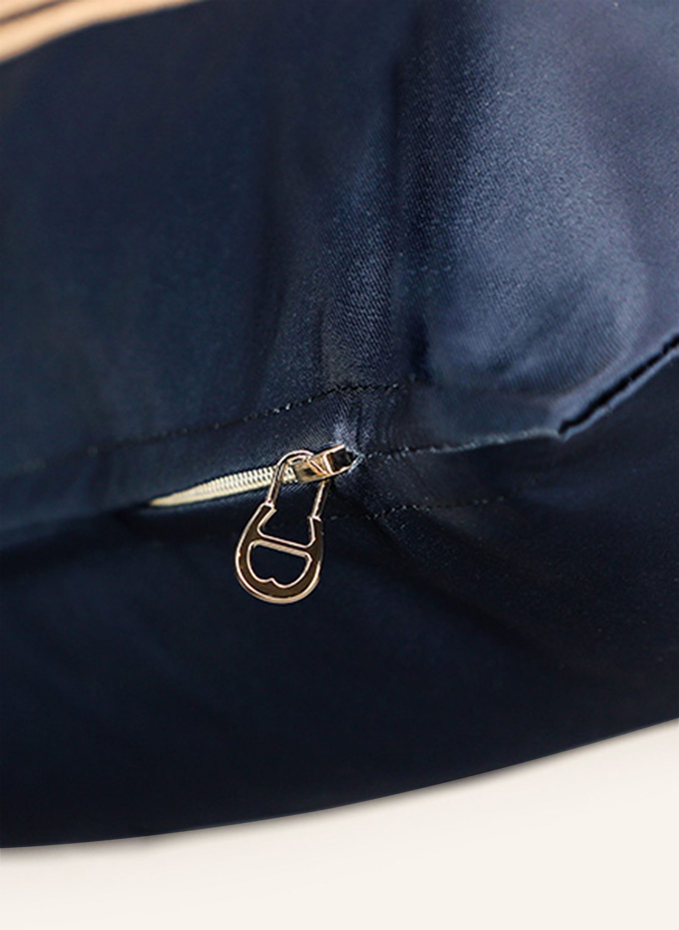 AIGNER Dekokissenhülle A-NENA: DUNKELBLAU / BRAUN / HELLGRAU