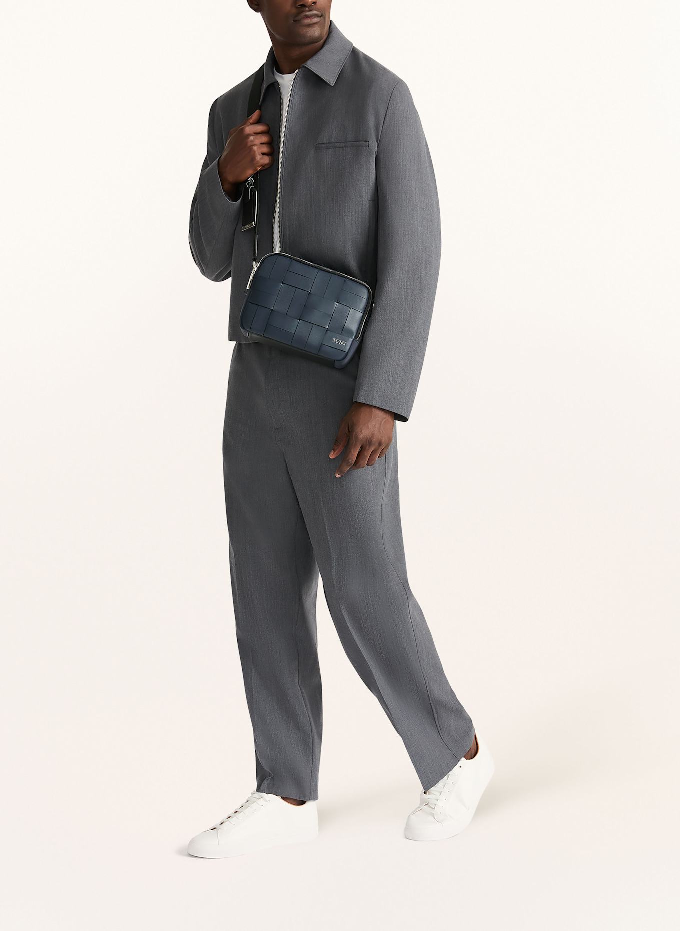 TUMI HARRISON taška přes rameno WINSOR: TMAVĚ MODRÁ