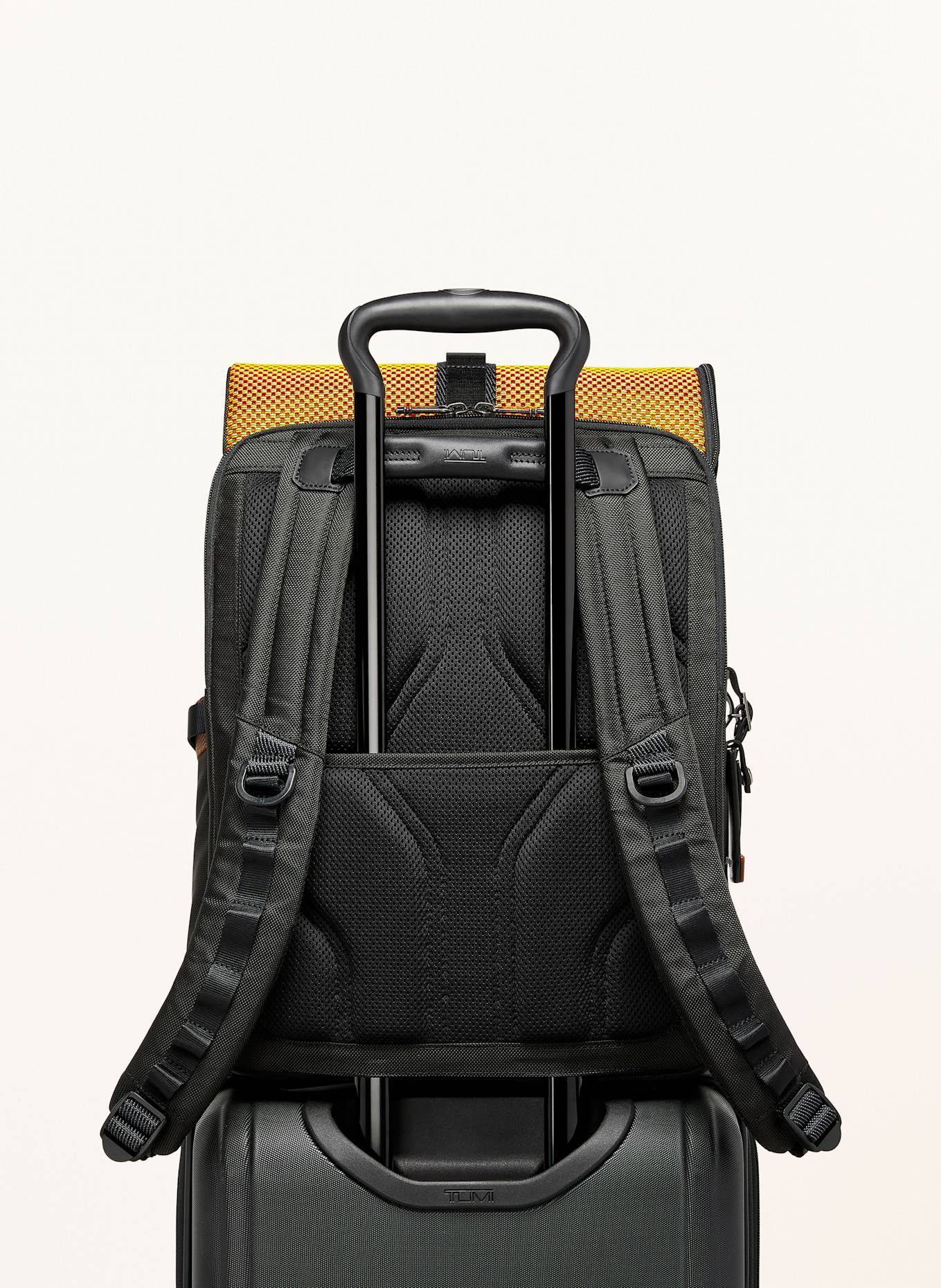 TUMI Batoh ALPHA BRAVO LOGISTICS s přihrádkou na laptop: ČERNÁ / ČERVENÁ