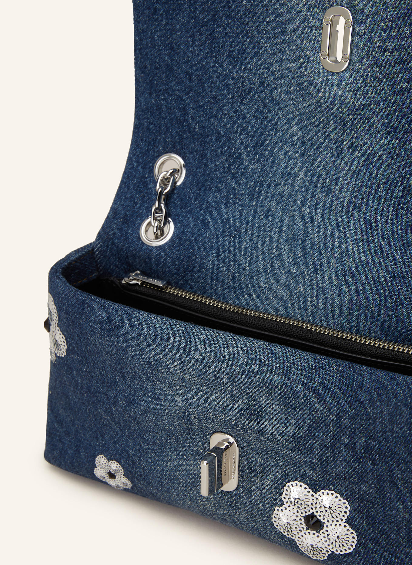 MARC JACOBS Umhängetasche THE SEQUIN DENIM DAISY DUAL CHAIN MINI BAG, Farbe: BLAU/ SILBER (Bild 3)