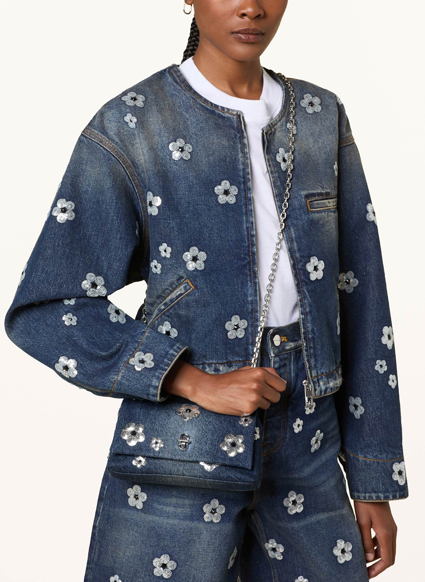 MARC JACOBS Umhängetasche THE SEQUIN DENIM DAISY DUAL CHAIN MINI BAG, Farbe: BLAU/ SILBER (Bild 4)