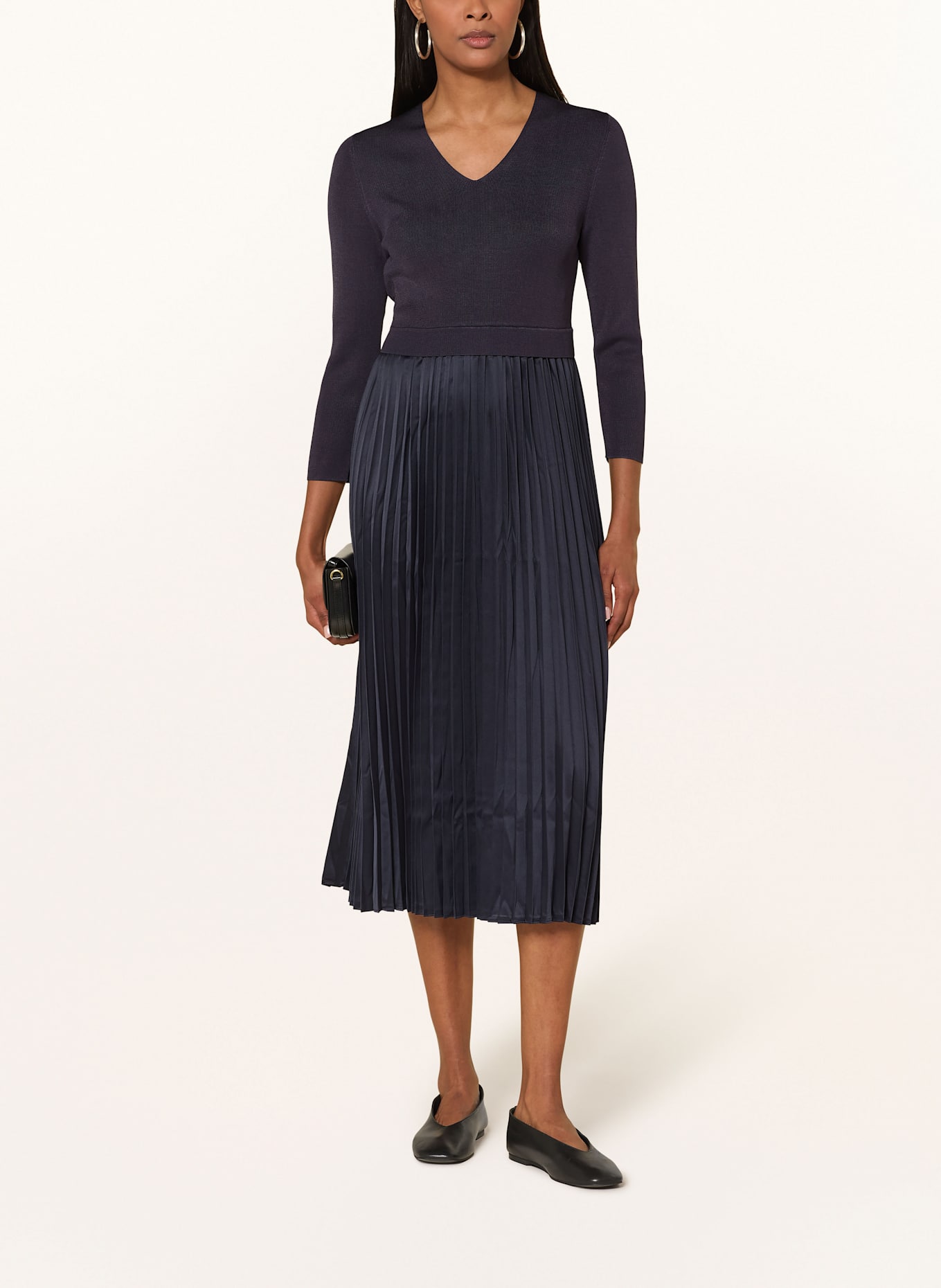 s.Oliver BLACK LABEL Šaty ze směsi materiálů s plisováním: TMAVĚ MODRÁ