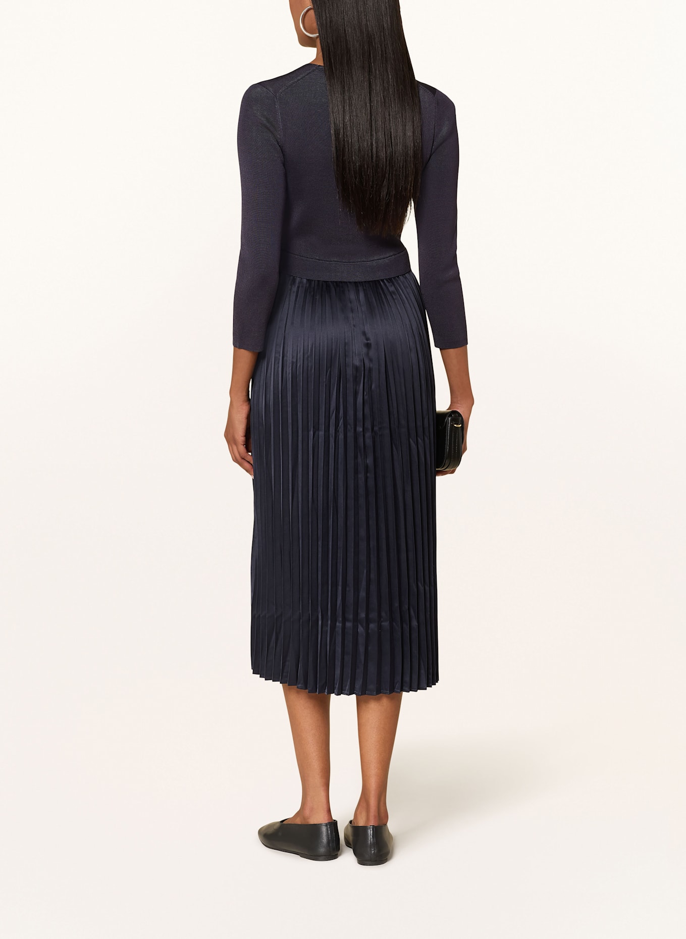 s.Oliver BLACK LABEL Šaty ze směsi materiálů s plisováním: TMAVĚ MODRÁ