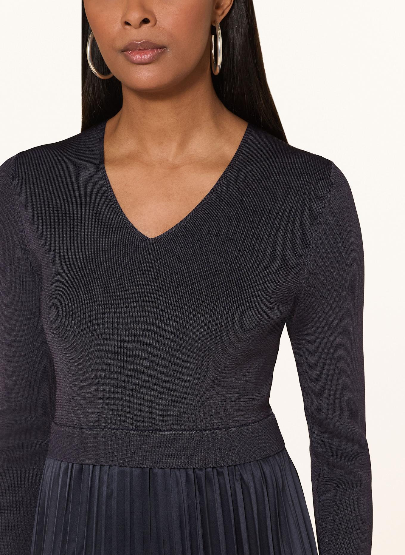 s.Oliver BLACK LABEL Šaty ze směsi materiálů s plisováním: TMAVĚ MODRÁ