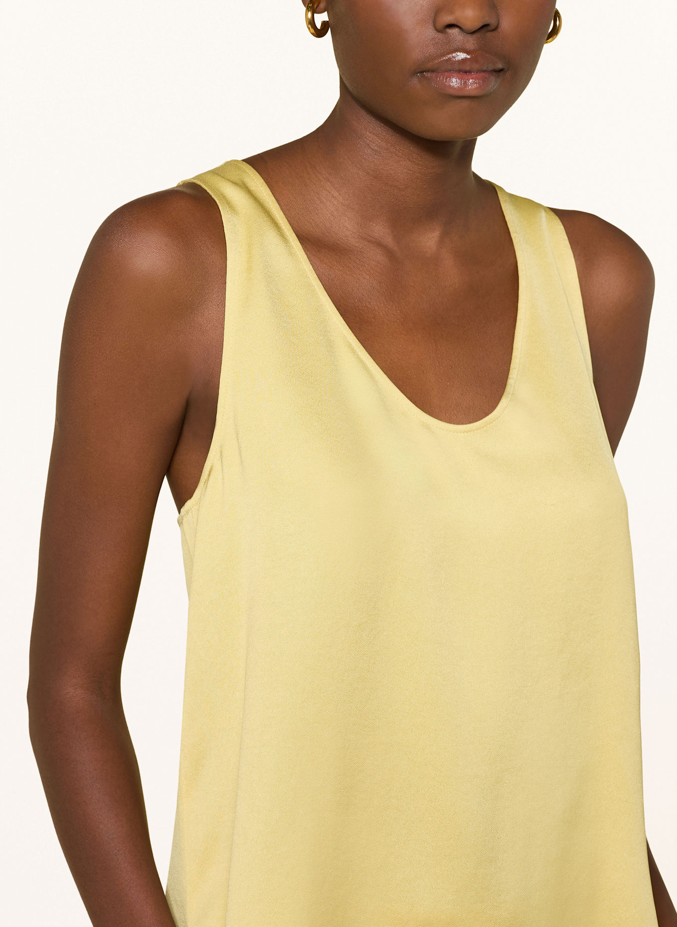 DRYKORN Blusenshirt AMINAH aus Satin: DUNKELGELB