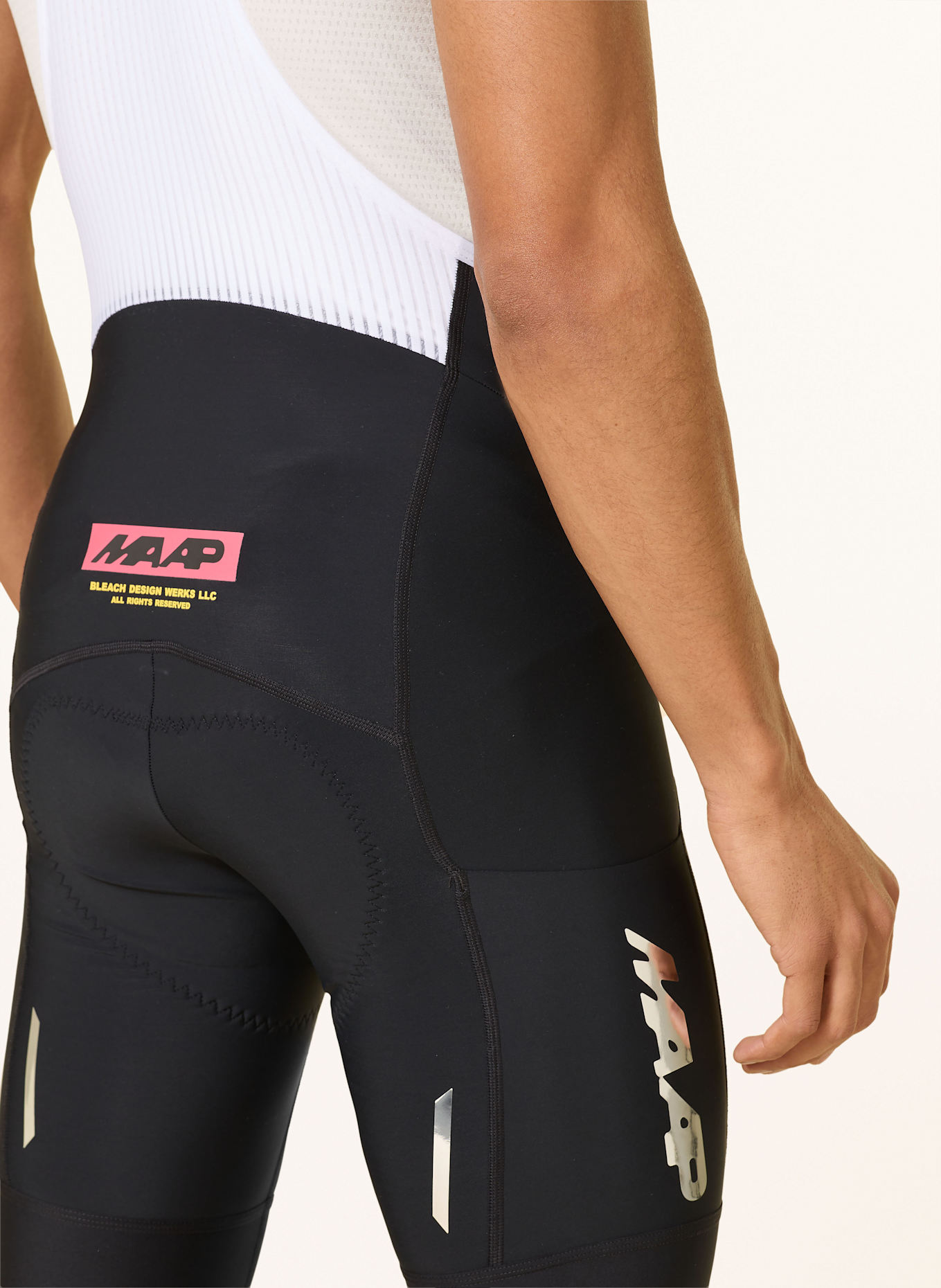 MAAP Radhose MAAP × BLEACH TEAM BIB EVO CARGO mit Trägern und gepolstertem Einsatz: SCHWARZ / WEISS