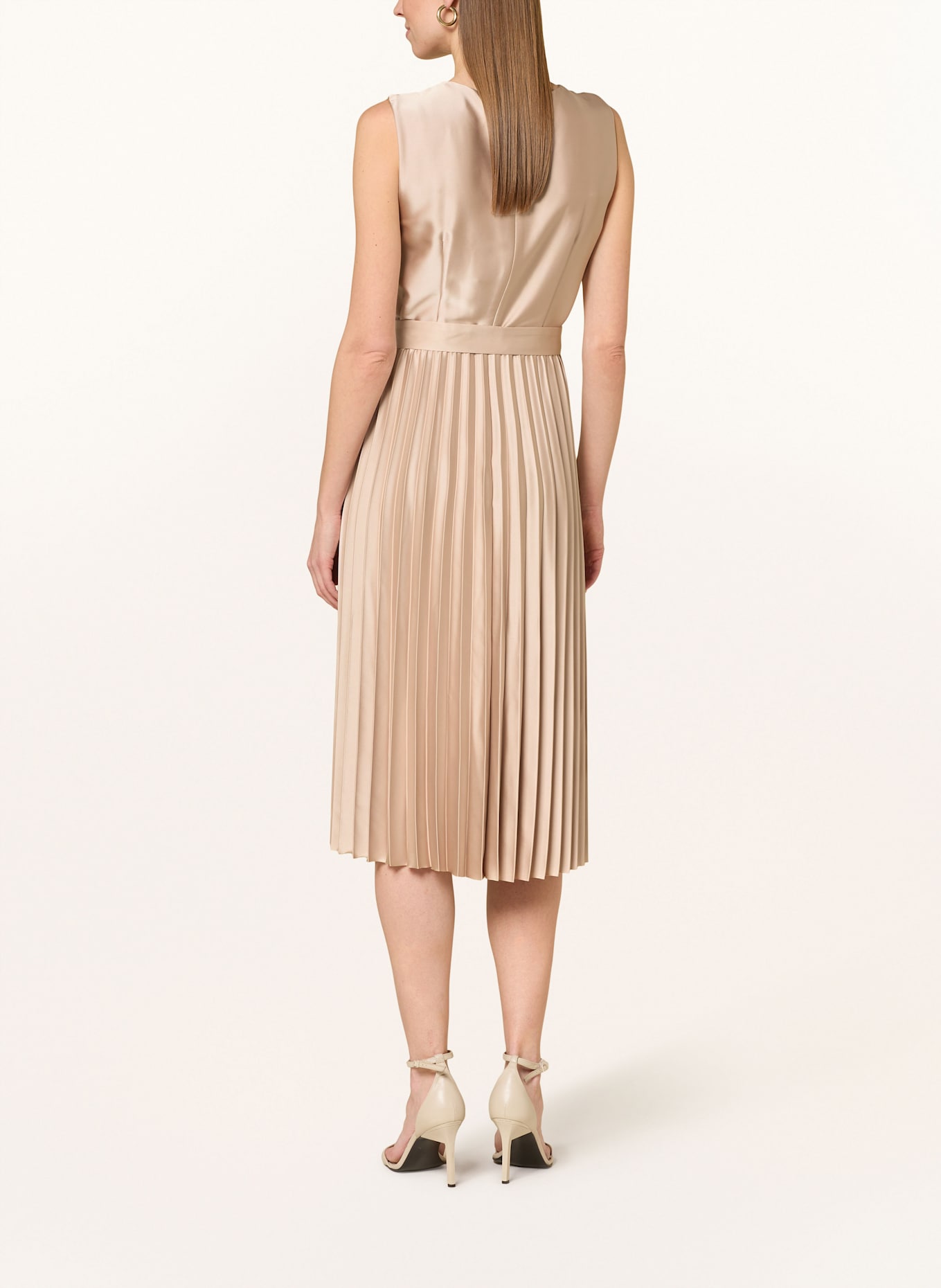 BETTY&CO Satinkleid mit Plissees: NUDE