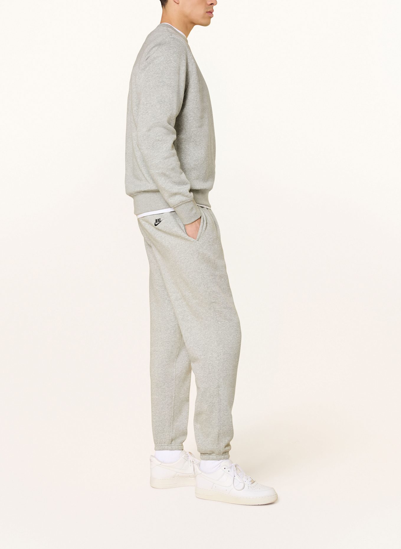 Nike Spodnie dresowe SPORTSWEAR CLUB: JASNOCZARY