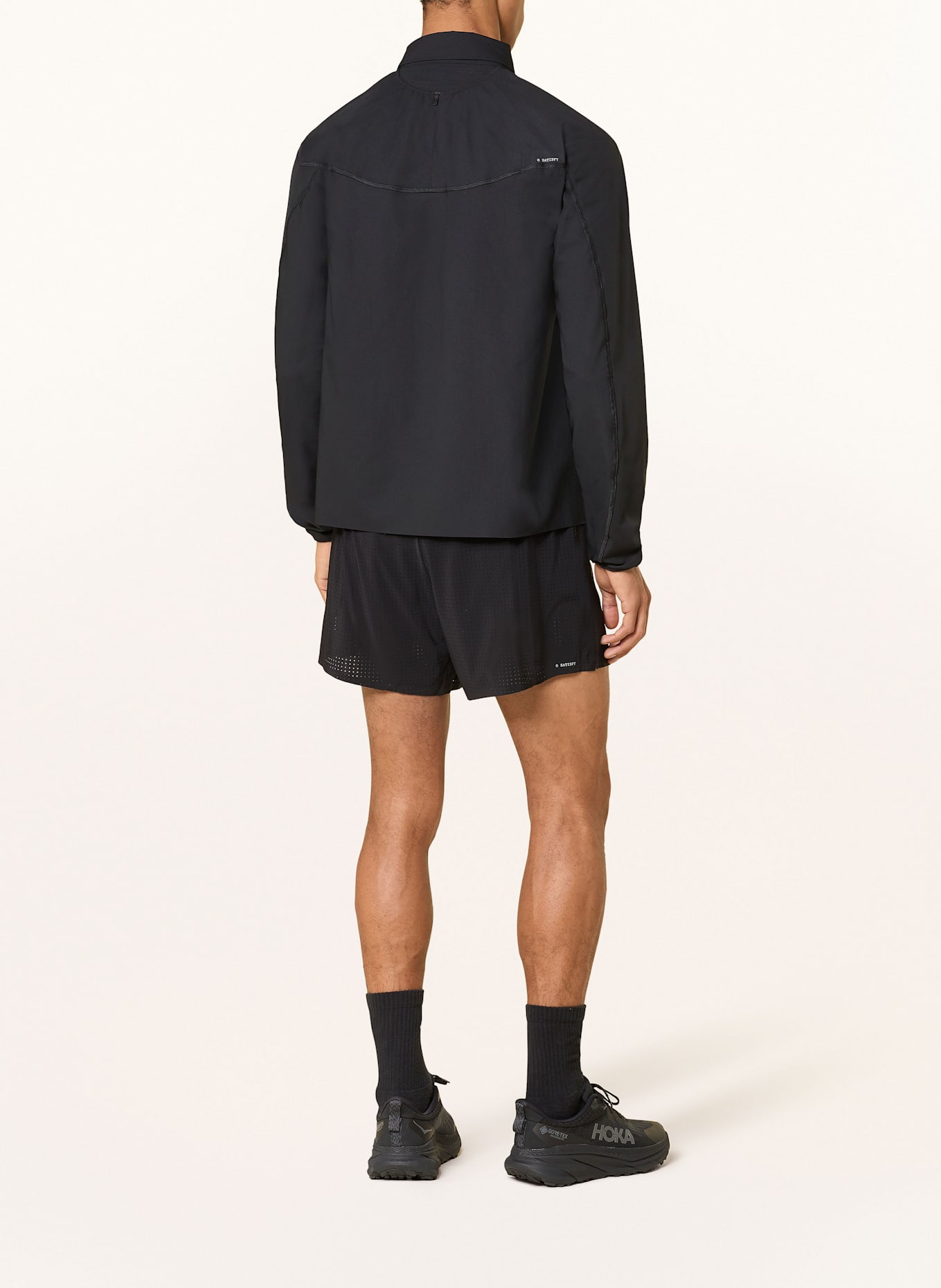 SATISFY PEACESHELL RIVER running shirt: BLACK