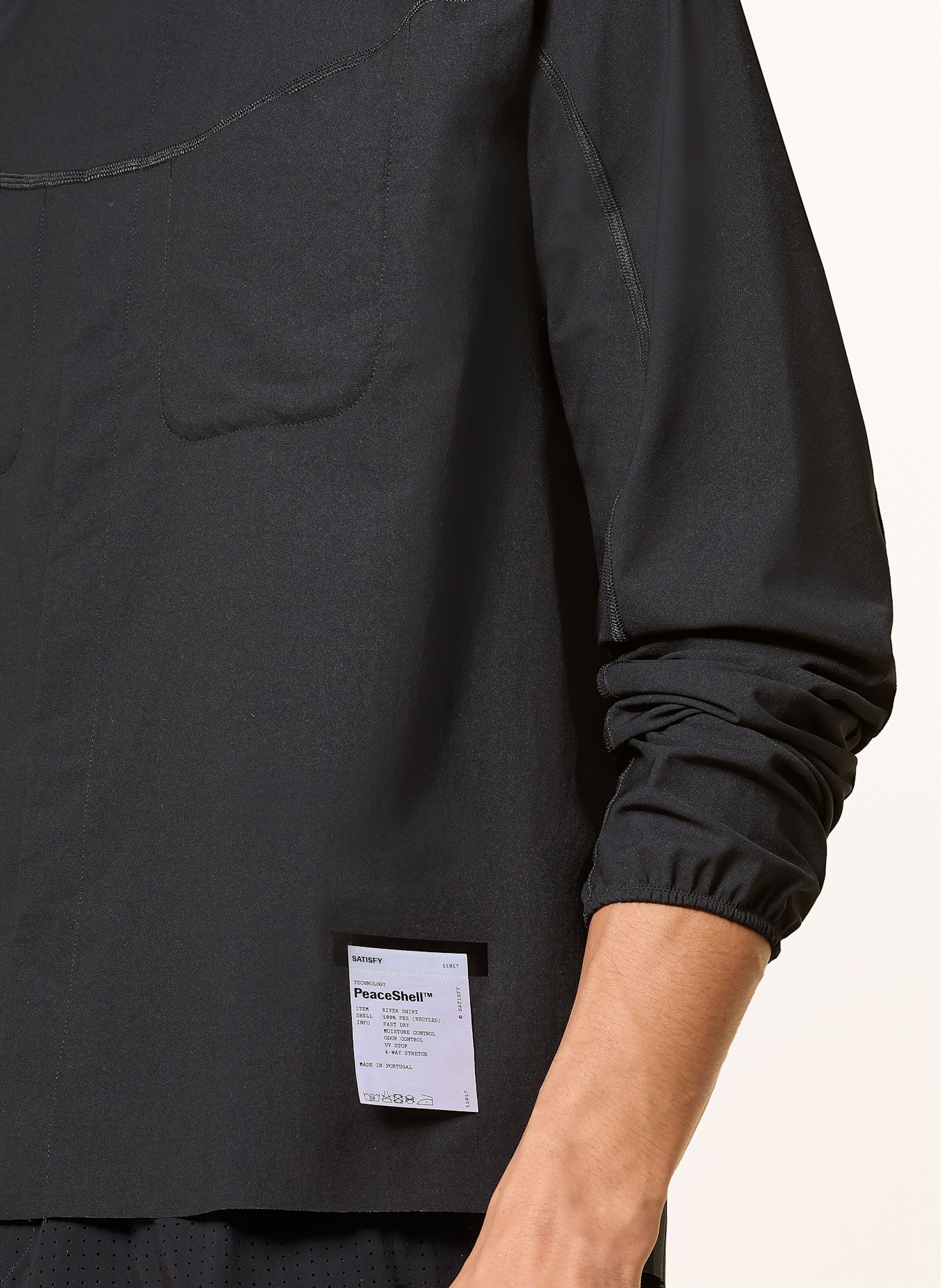 SATISFY PEACESHELL RIVER running shirt: BLACK