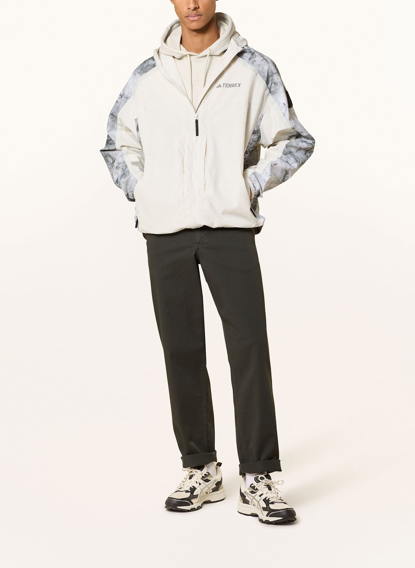 adidas TERREX Větrovka NAT GEO WIND.RDY: SVĚTLE ŠEDÁ / TMAVĚ ŠEDÁ