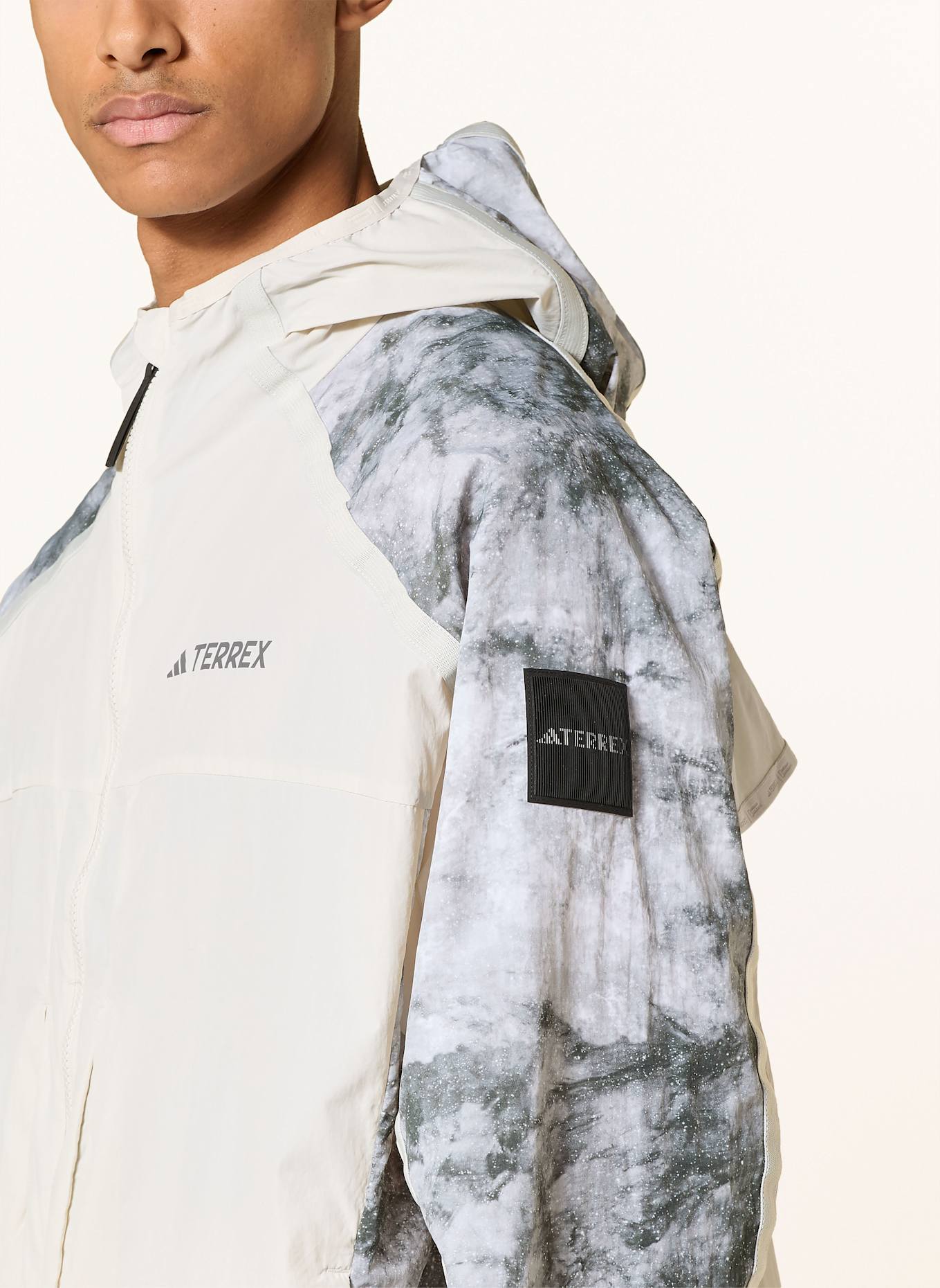 adidas TERREX Větrovka NAT GEO WIND.RDY: SVĚTLE ŠEDÁ / TMAVĚ ŠEDÁ