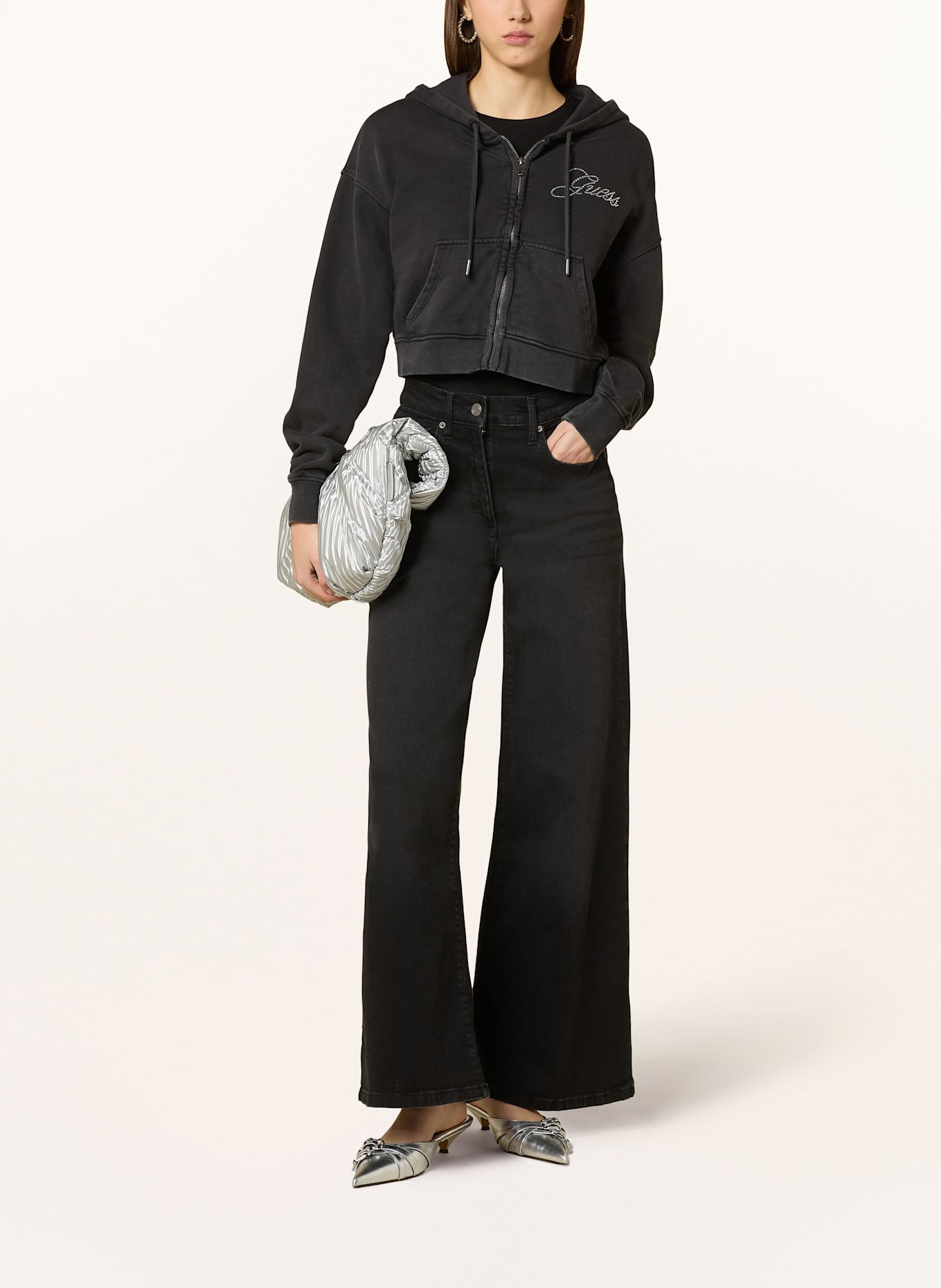 GUESS JEANS Cropped-Sweatjacke mit Schmucksteinen: SCHWARZ