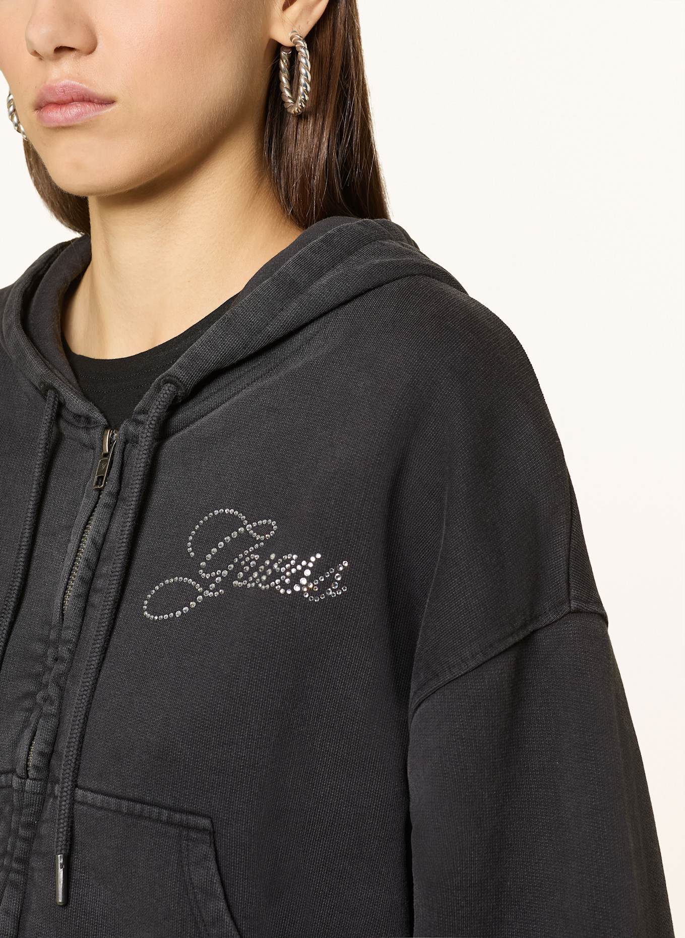 GUESS JEANS Cropped-Sweatjacke mit Schmucksteinen: SCHWARZ
