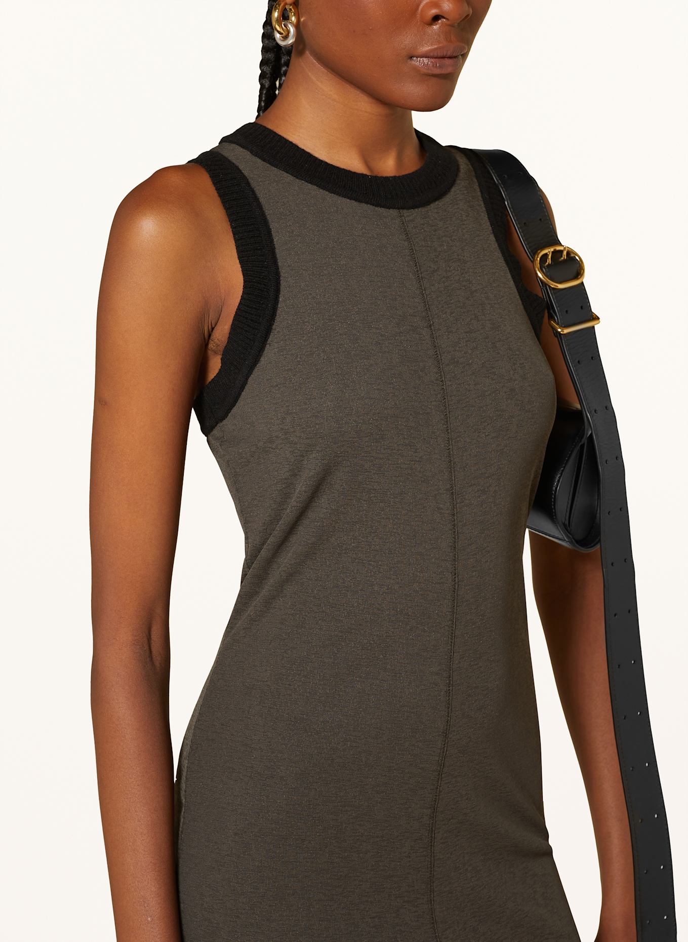 Nanushka Jerseykleid LORETT: KHAKI / SCHWARZ