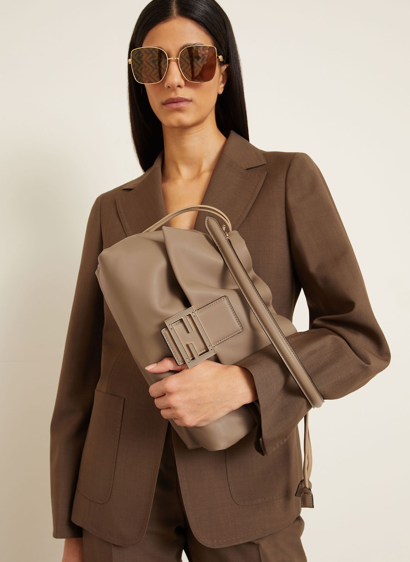FENDI Handtasche MAMMA BAGUETTE: TAUPE