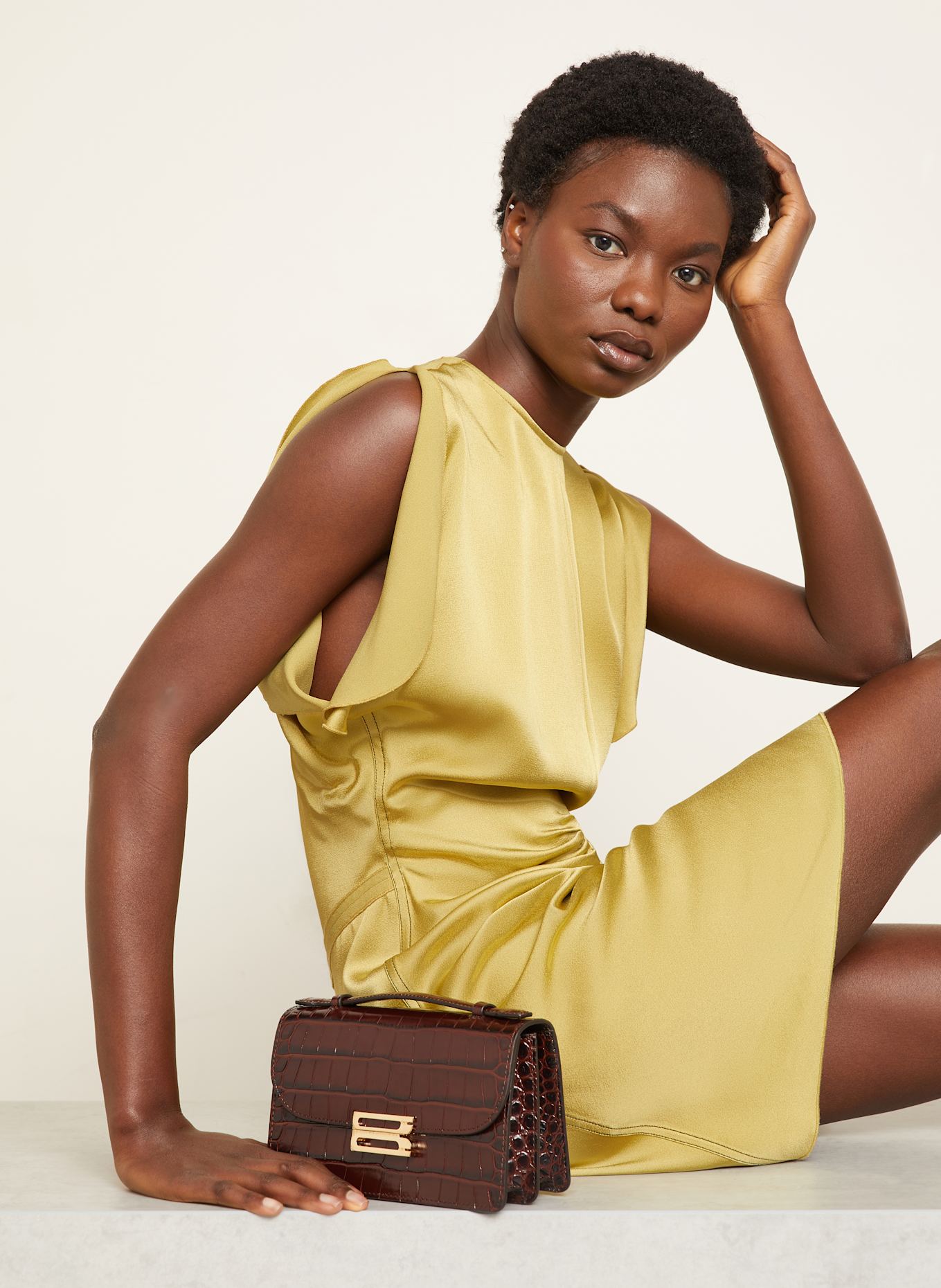 VICTORIA BECKHAM Satinkleid: OLIV