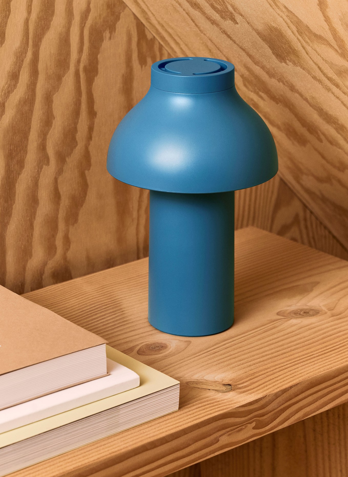 HAY Tischleuchte PC PORTABLE NO.2: HELLBLAU / WEISS