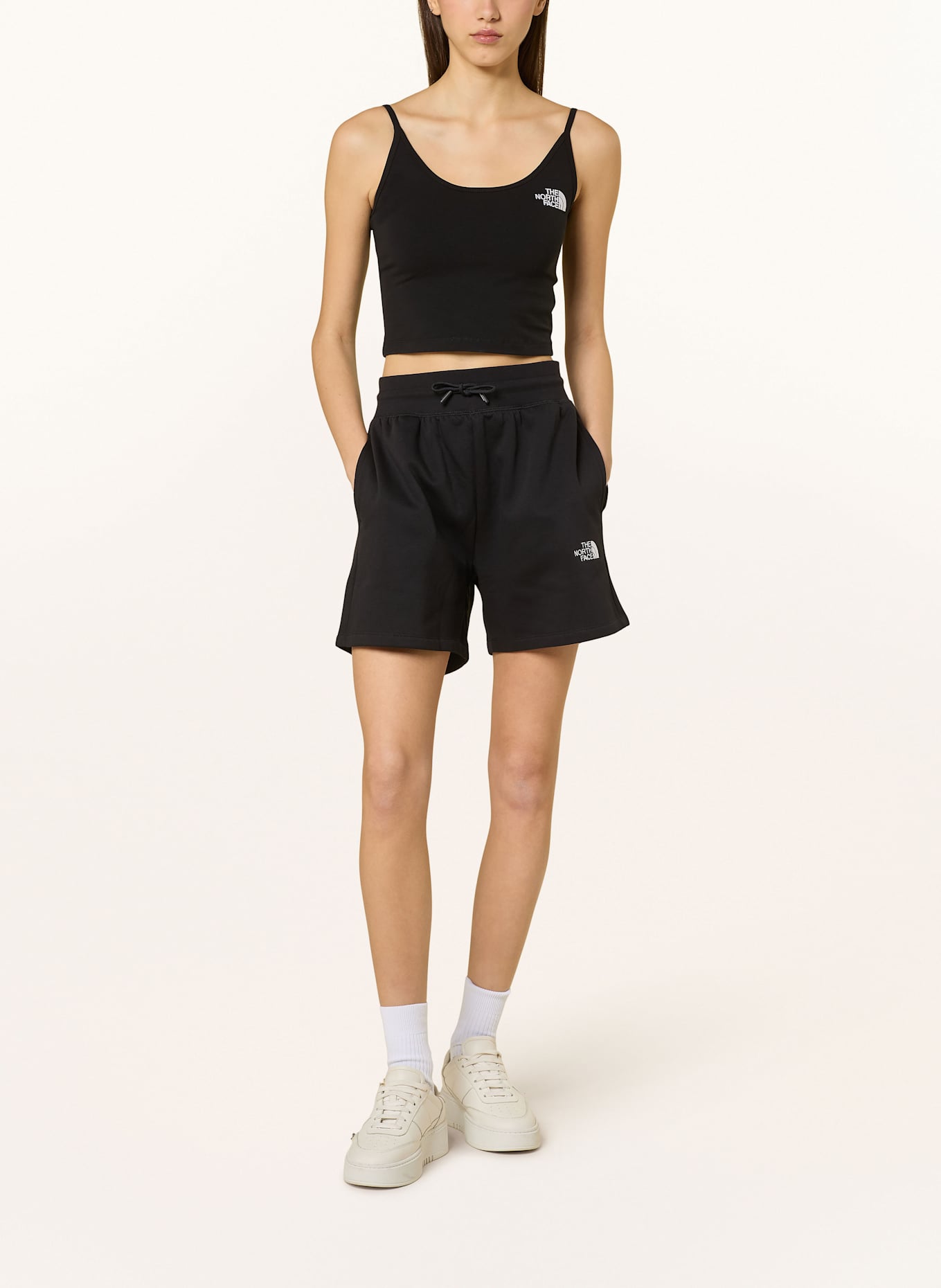 THE NORTH FACE Sweatshorts: SCHWARZ