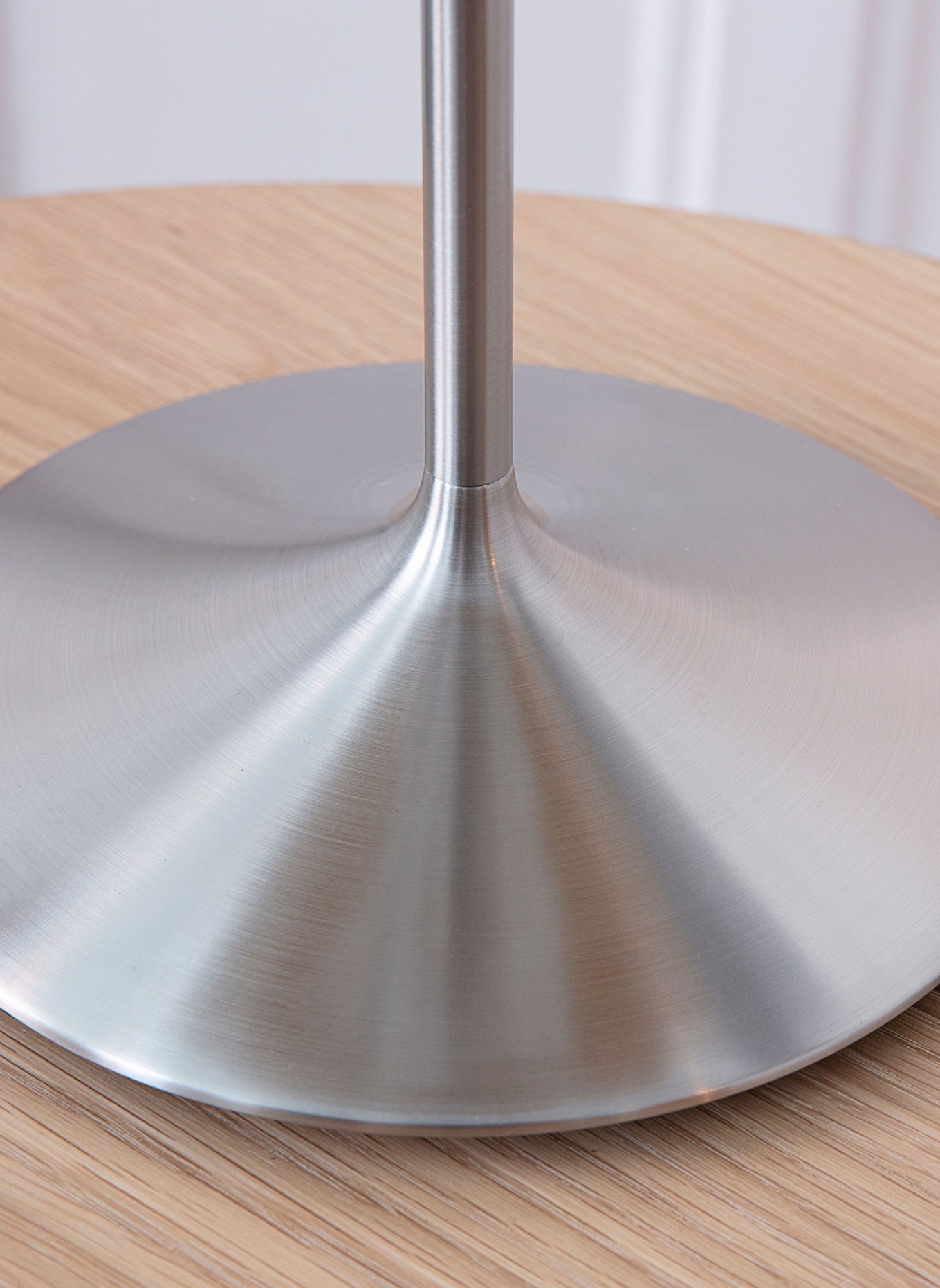 UMAGE Tischleuchte BUTLER: SILBER / WEISS